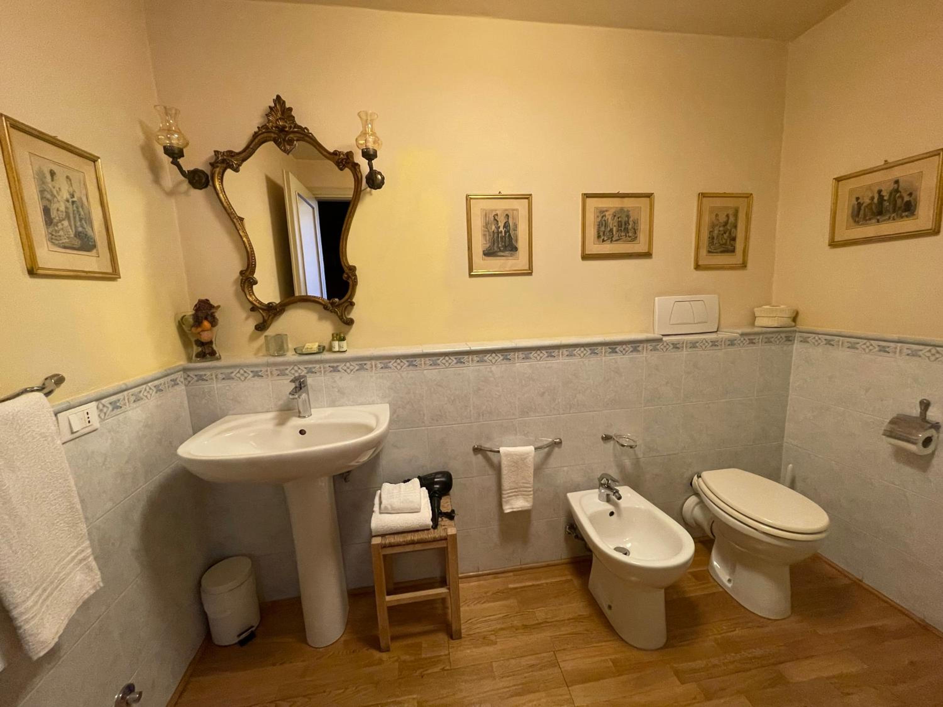 La Bohème en Lucca — bathroom