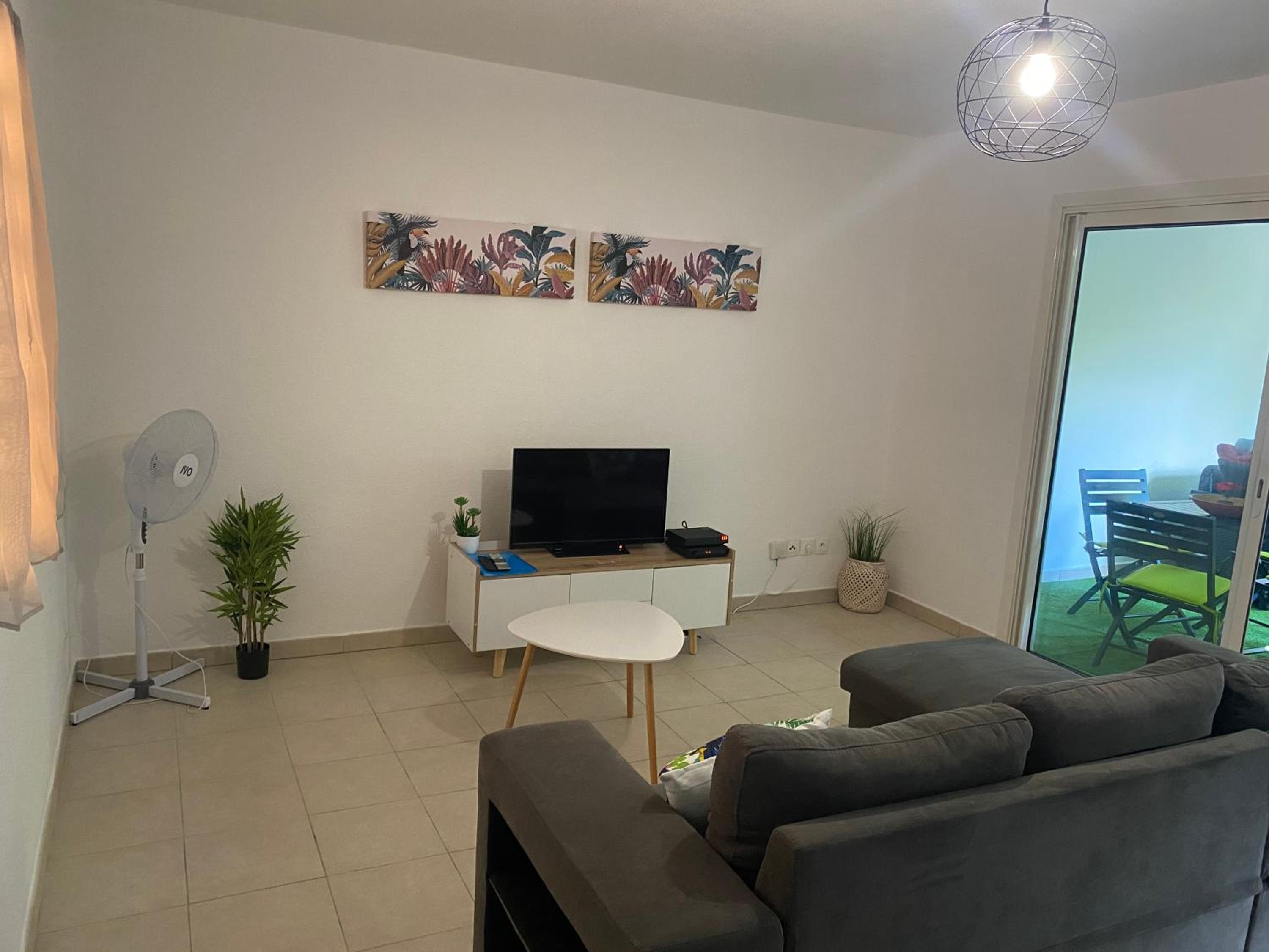 Joli appartement rénové à neuf view 3
