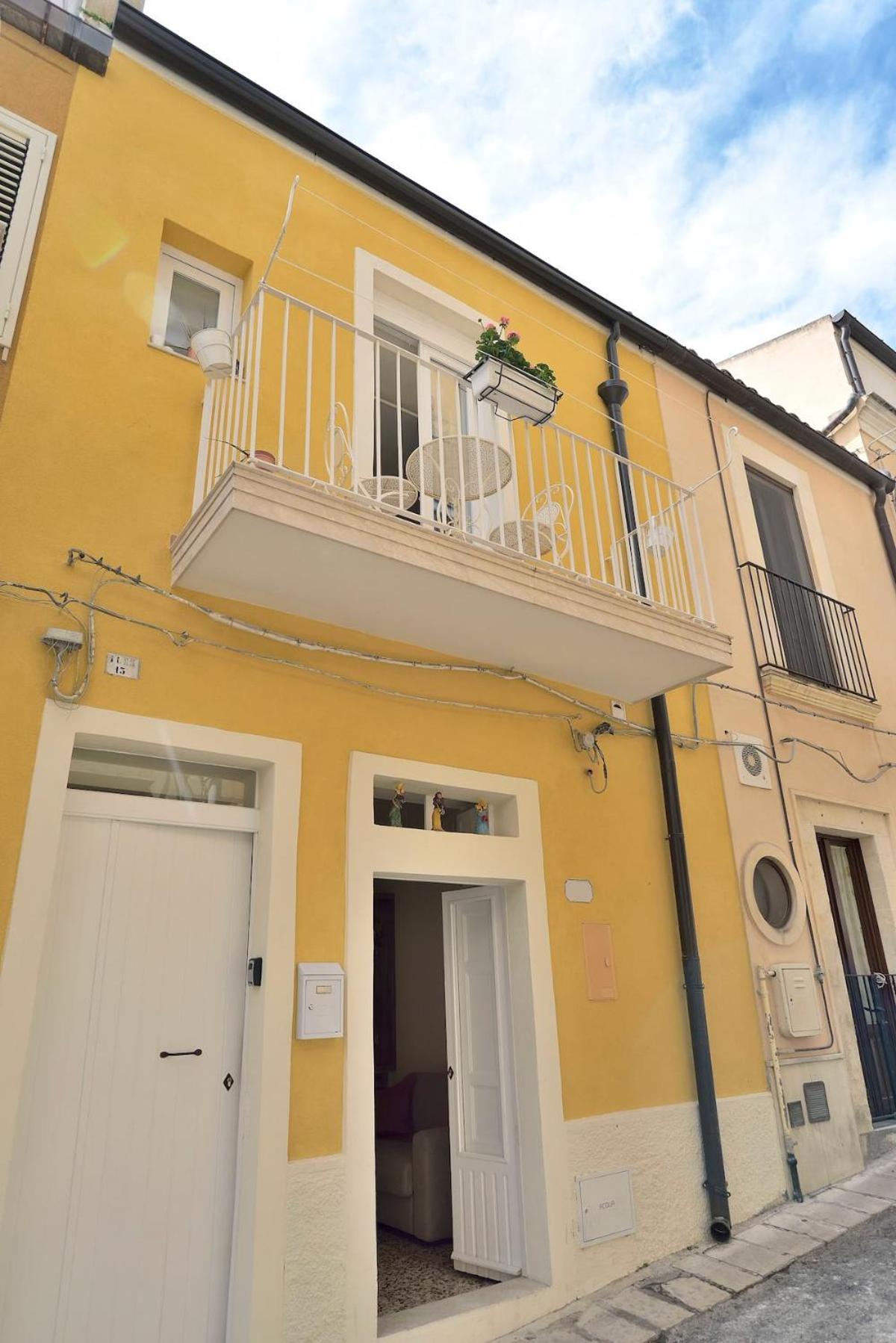 Ragusa exclusive flat with terrace & BBQ view 3