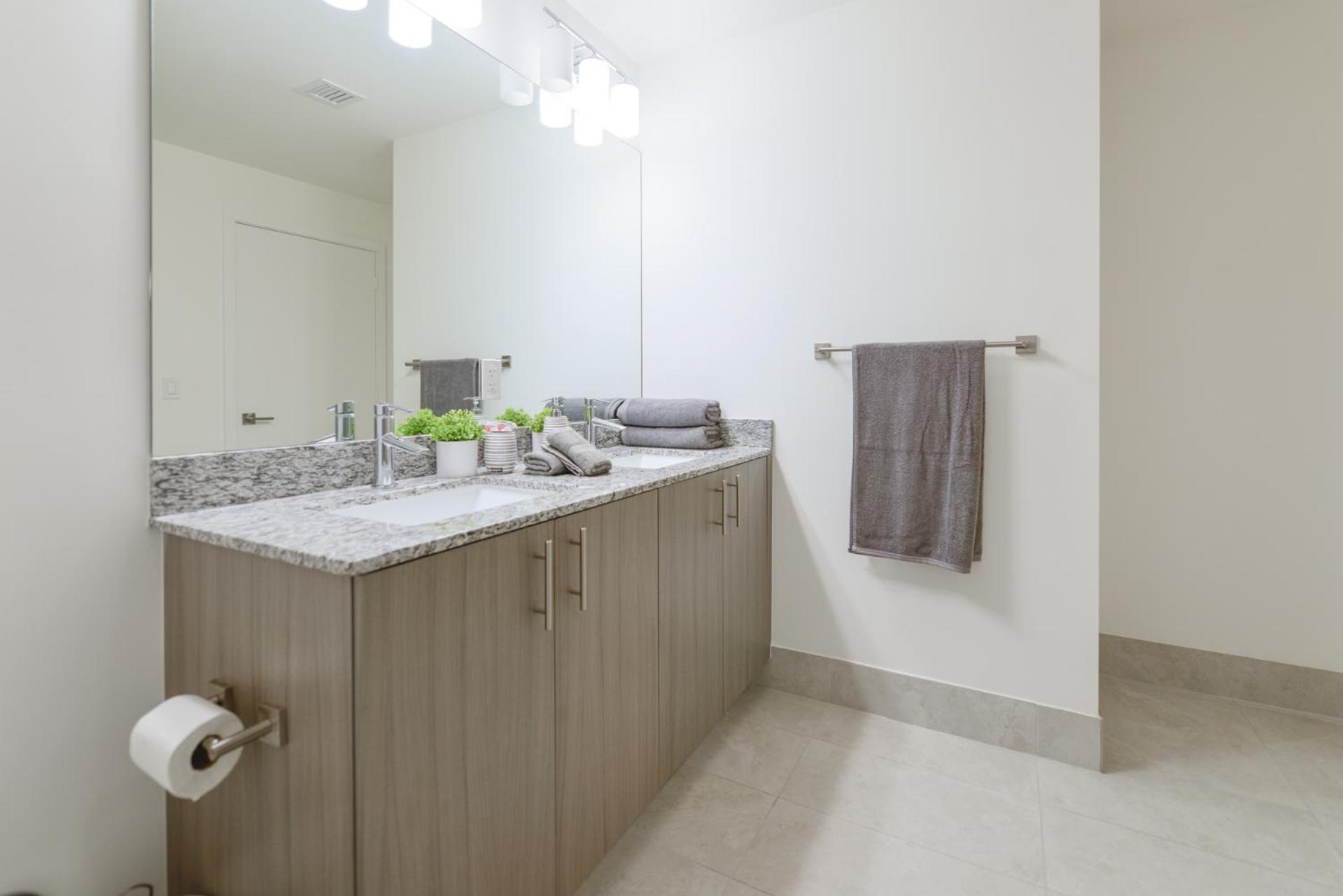 Cozy 1-1 BR Steps from Downtown Doral Park
