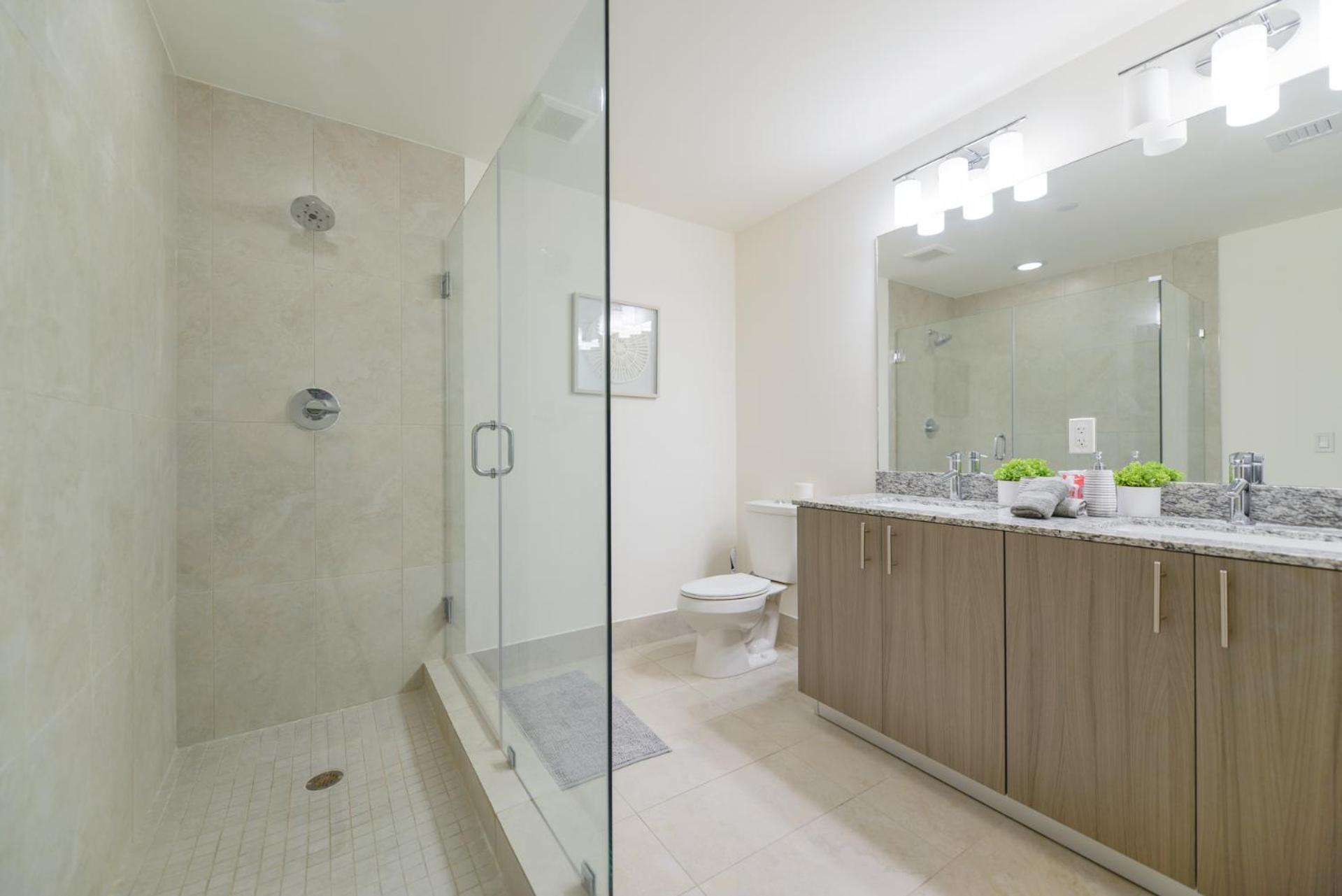 Cozy 1-1 BR Steps from Downtown Doral Park