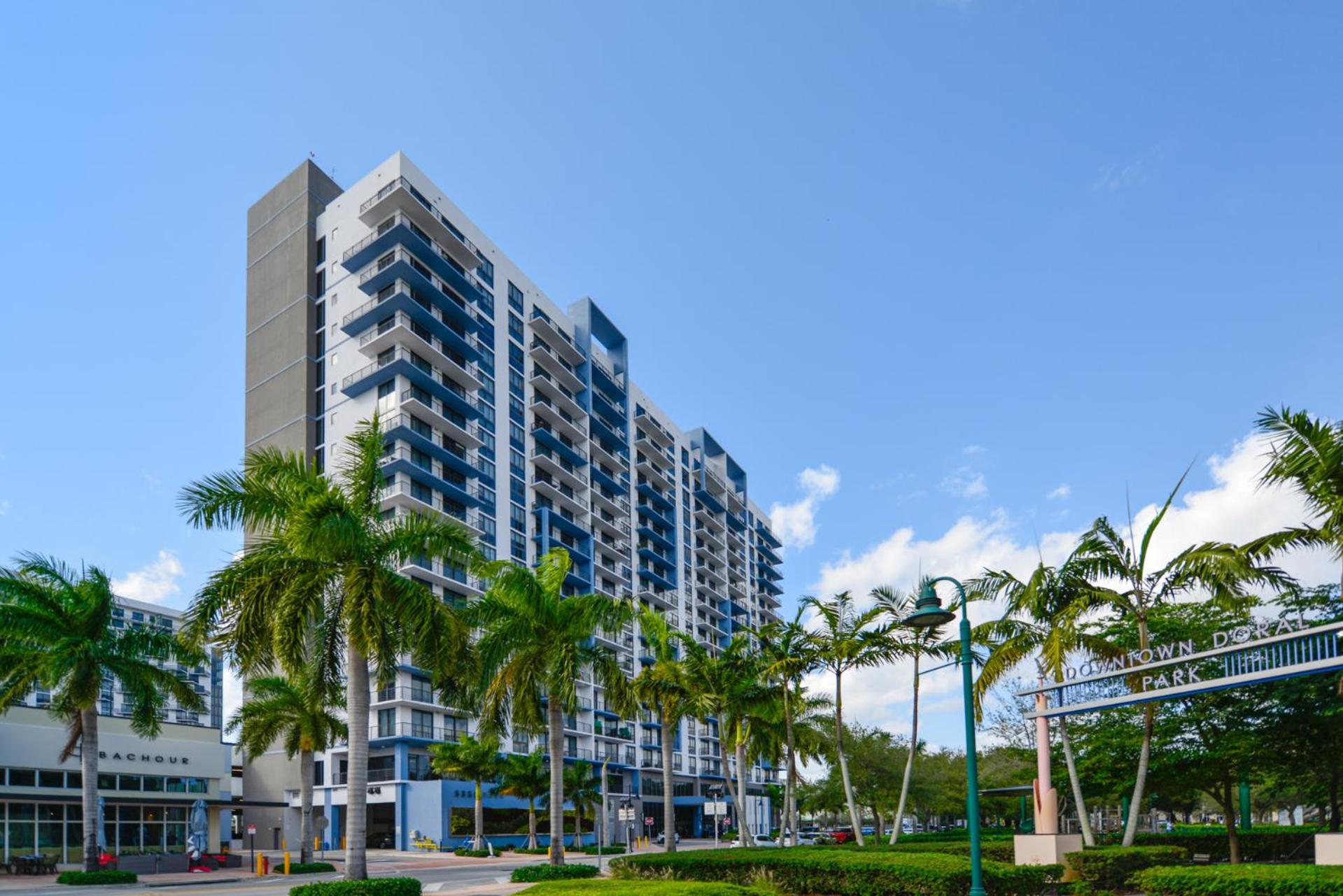 Cozy 1-1 BR Steps from Downtown Doral Park