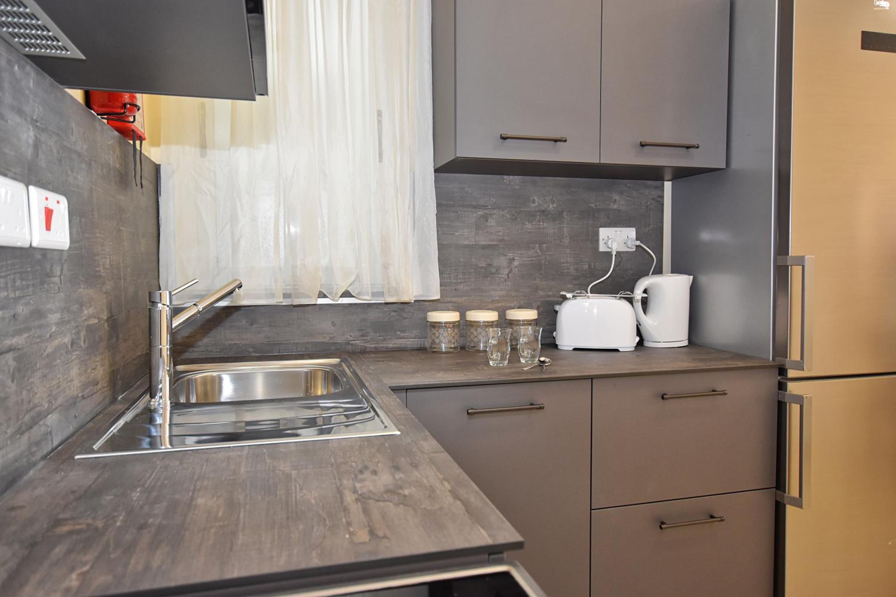 101 Moroni by Cast Renting view 5