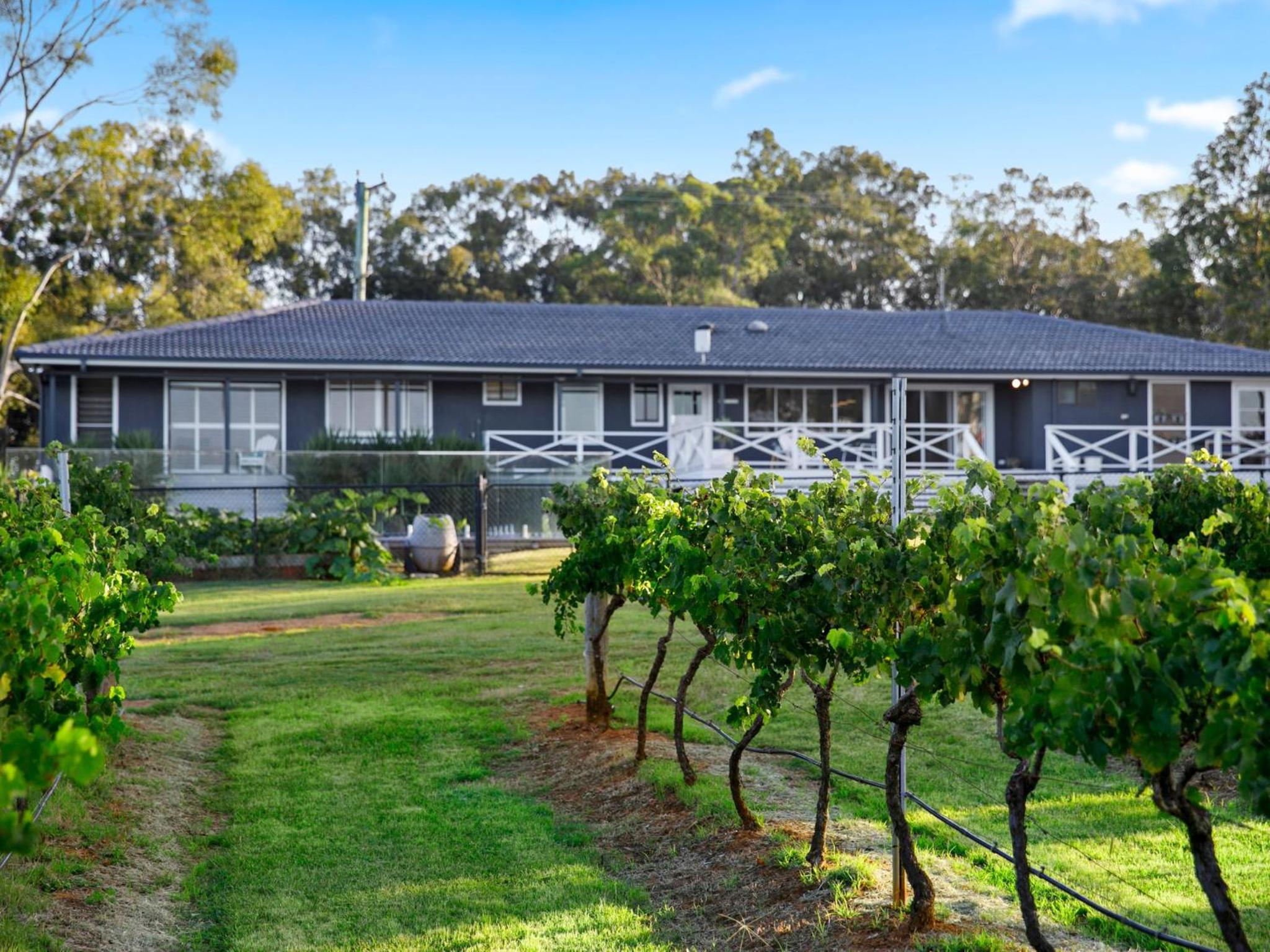 Palmers Lane On Vineyard 5br Homestead with Pool