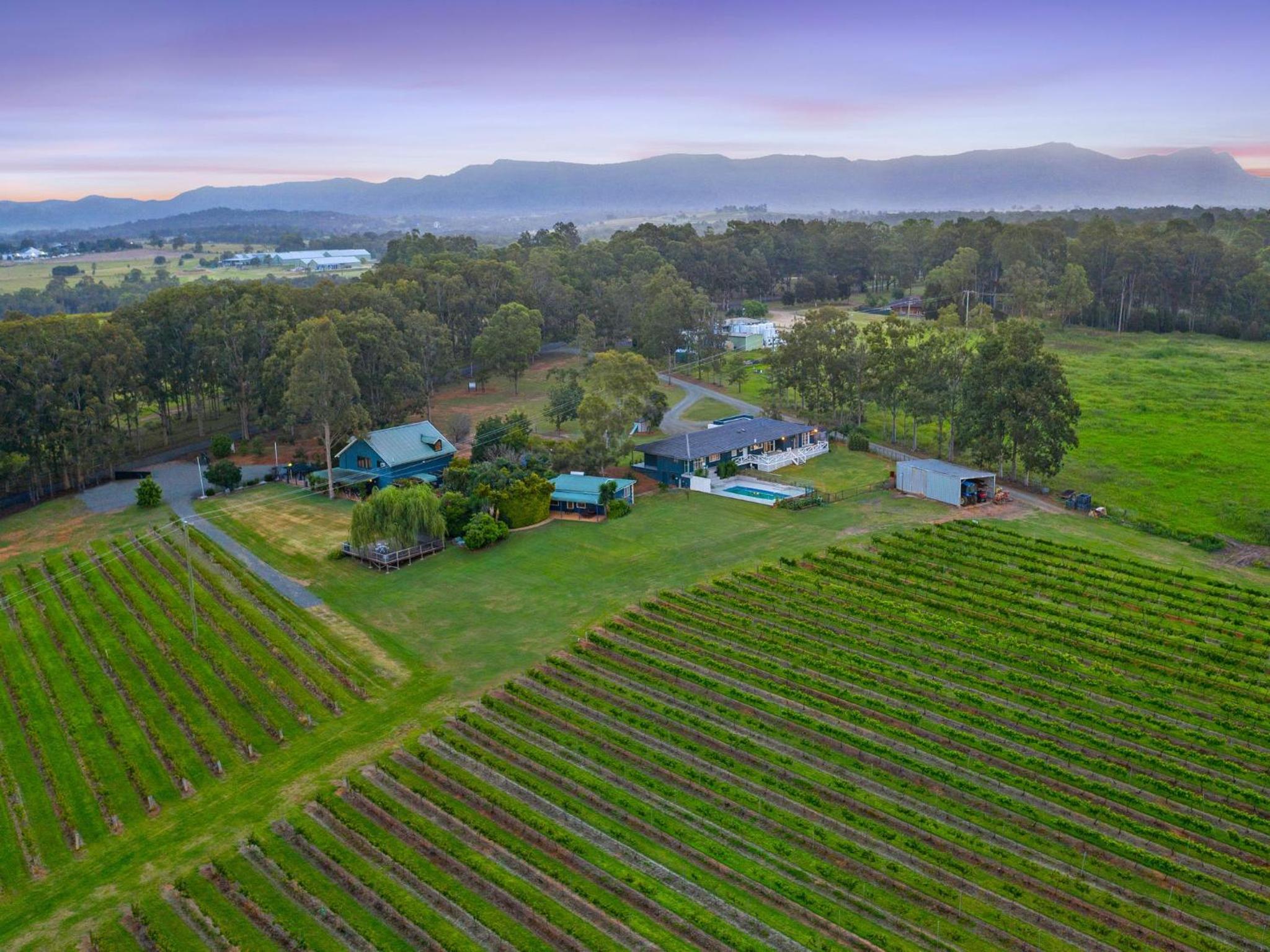 Palmers Lane On Vineyard 5br Homestead with Pool
