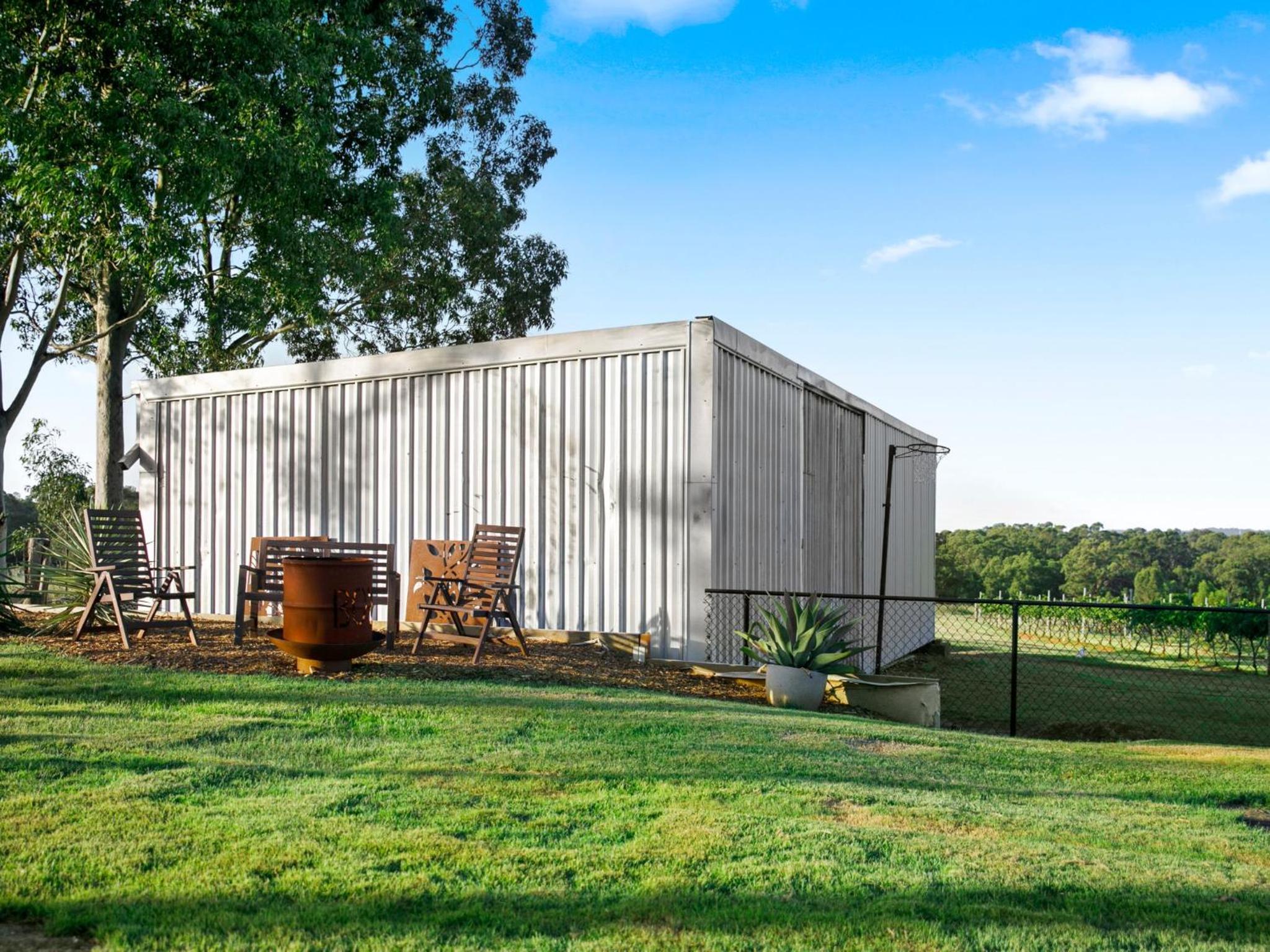 Palmers Lane On Vineyard 5br Homestead with Pool