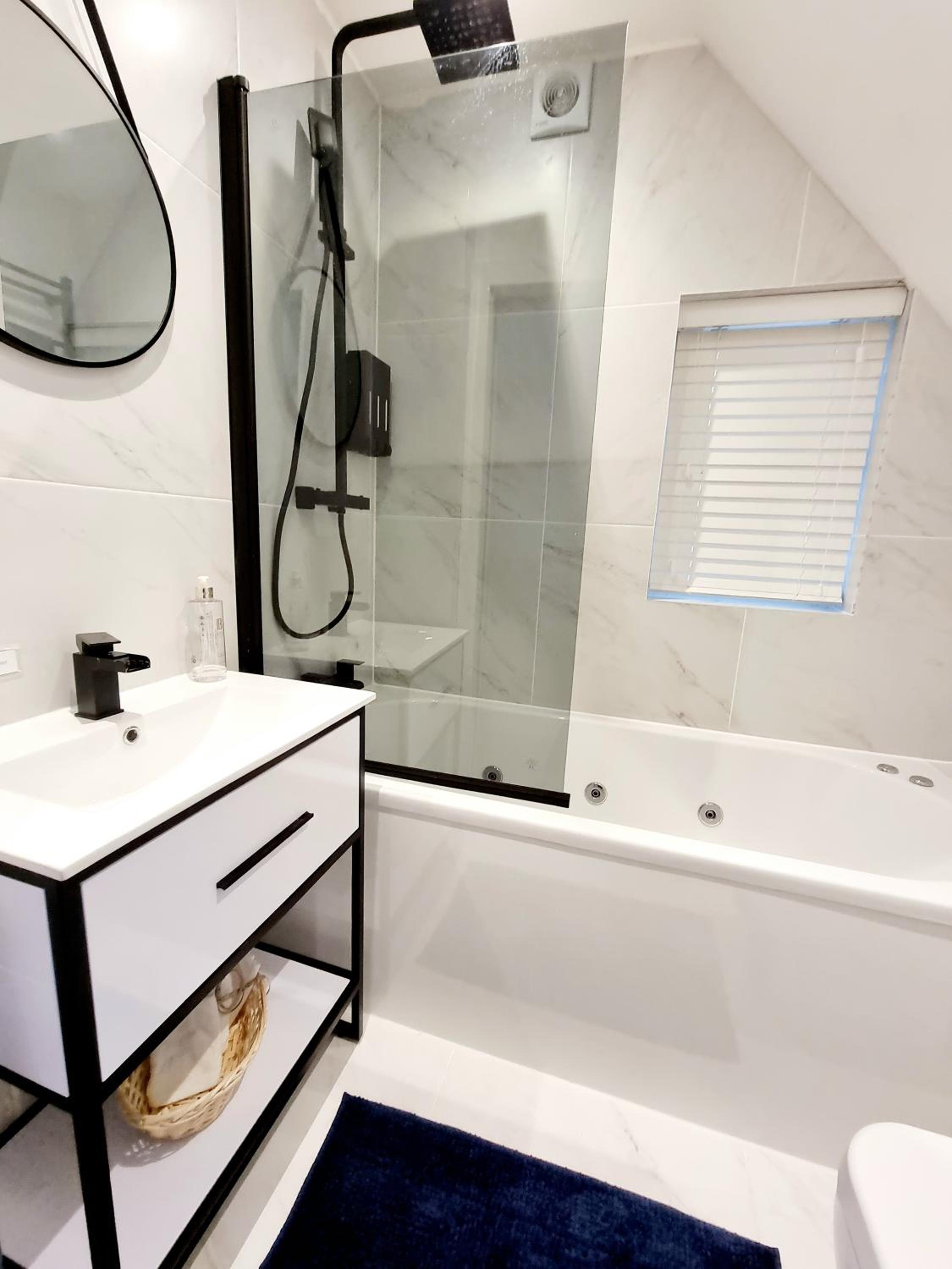 Detached House Work Holiday Relax Private Parking Nature 10miles away from Heathrow Airport