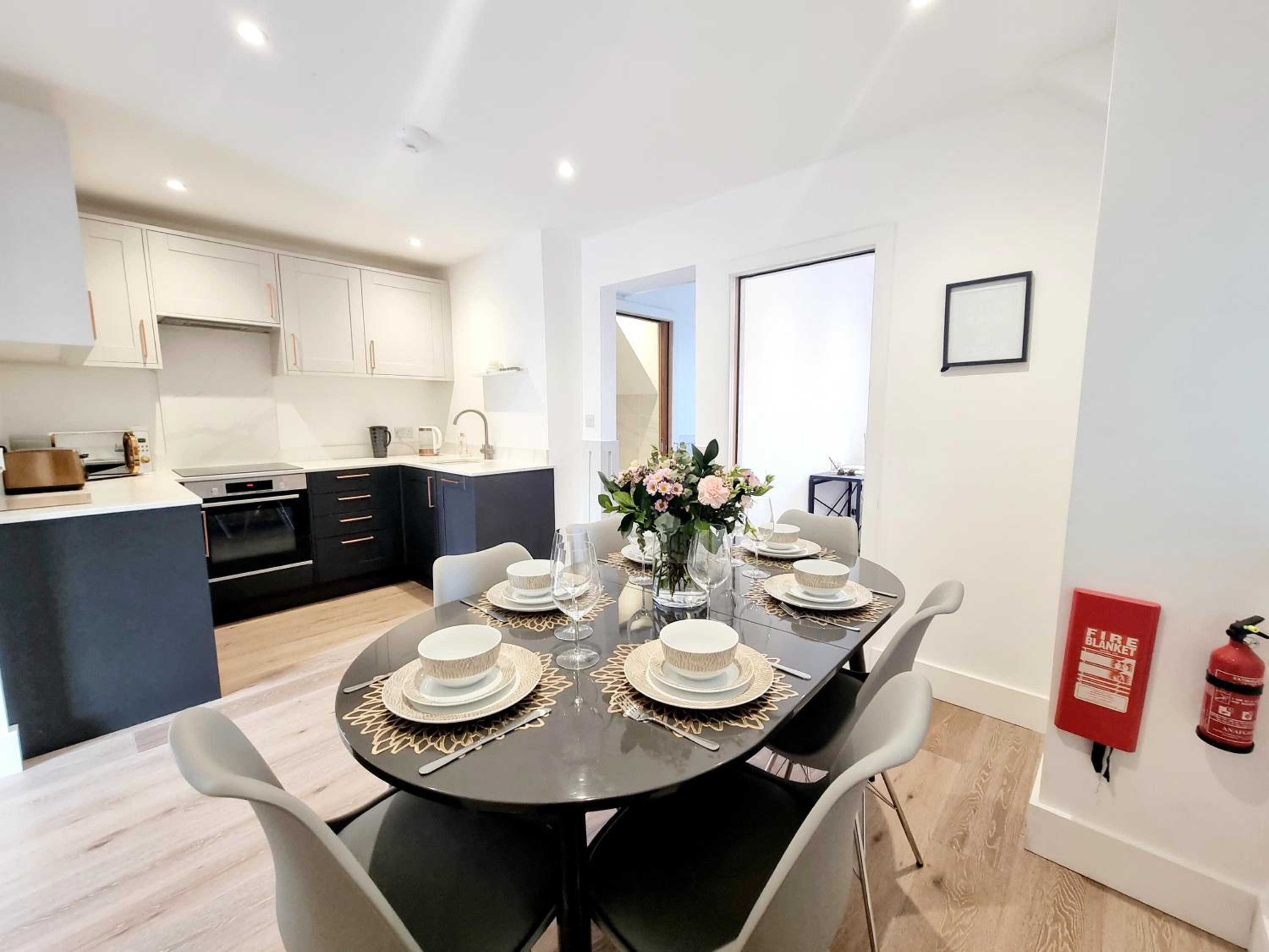 Detached House Work Holiday Relax Private Parking Nature 10miles away from Heathrow Airport