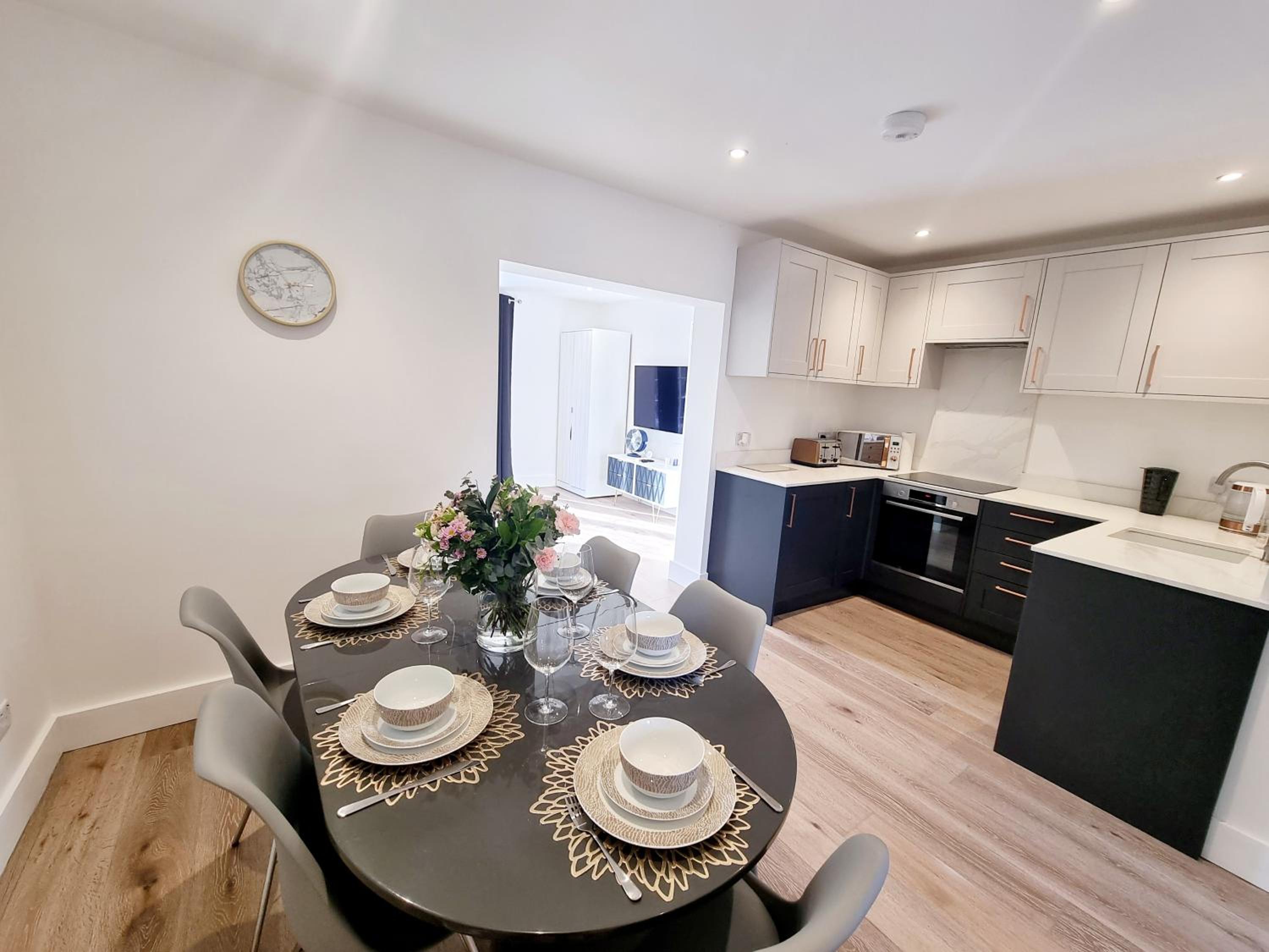 Detached House Work Holiday Relax Private Parking Nature 10miles away from Heathrow Airport