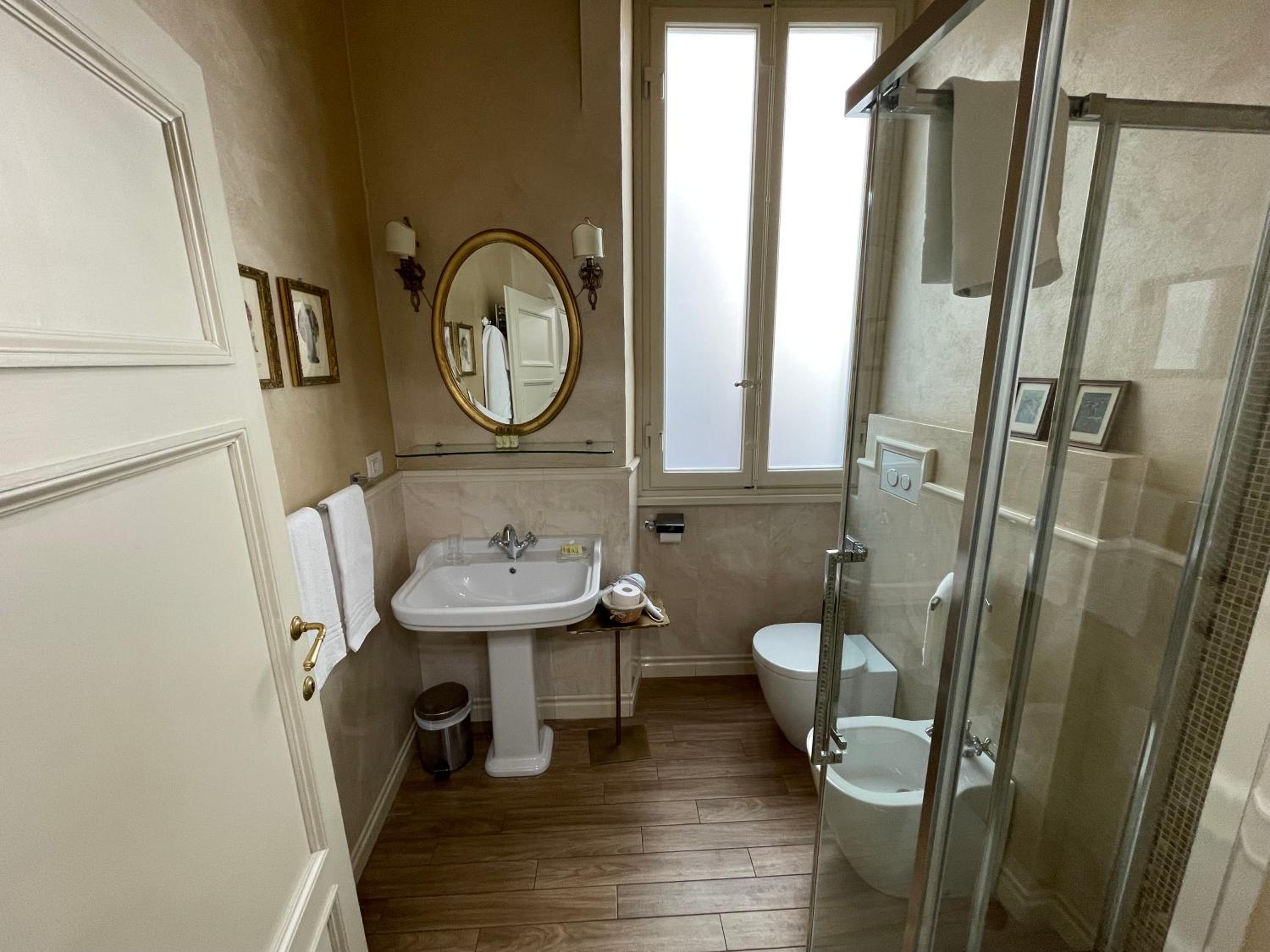 La Bohème en Lucca — bathroom