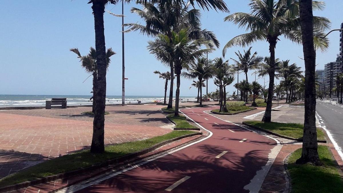 Apto super confortável 1 quadra da praia Wi-Fi 02 banheiros Churrasqueira na sacada view 3