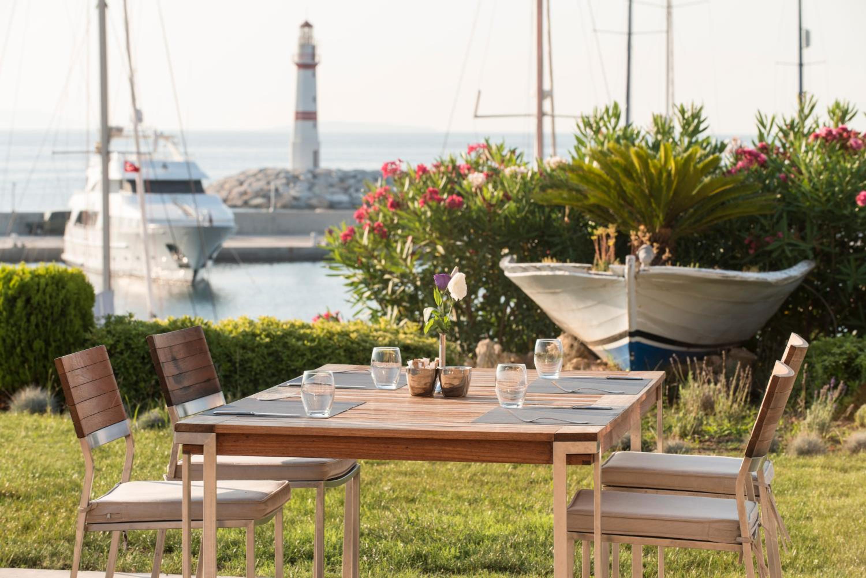 Yacht Club - Image 30