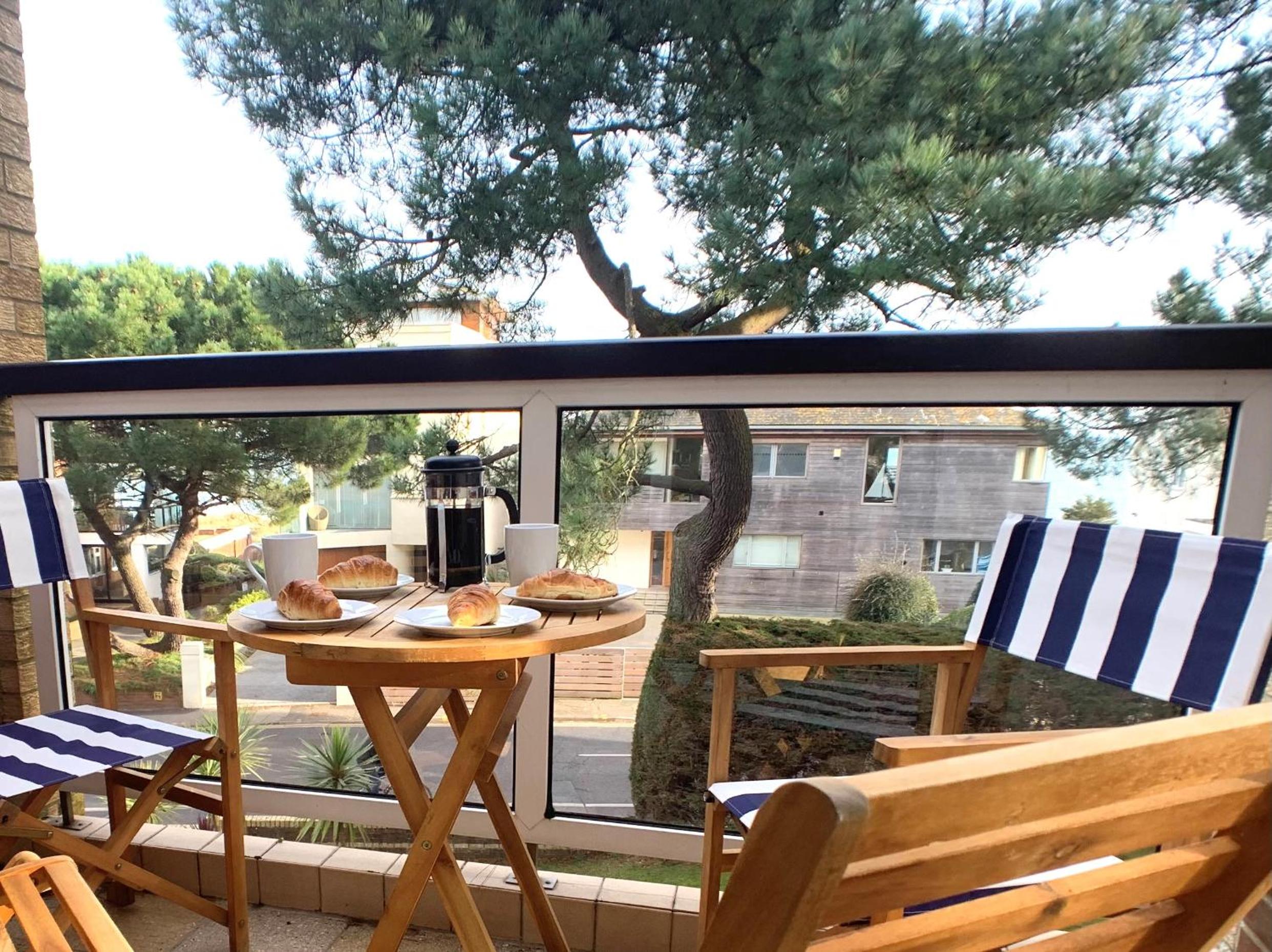 Top Floor Sandbanks Apartment with Free Parking just minutes from the Beach and Bars view 2