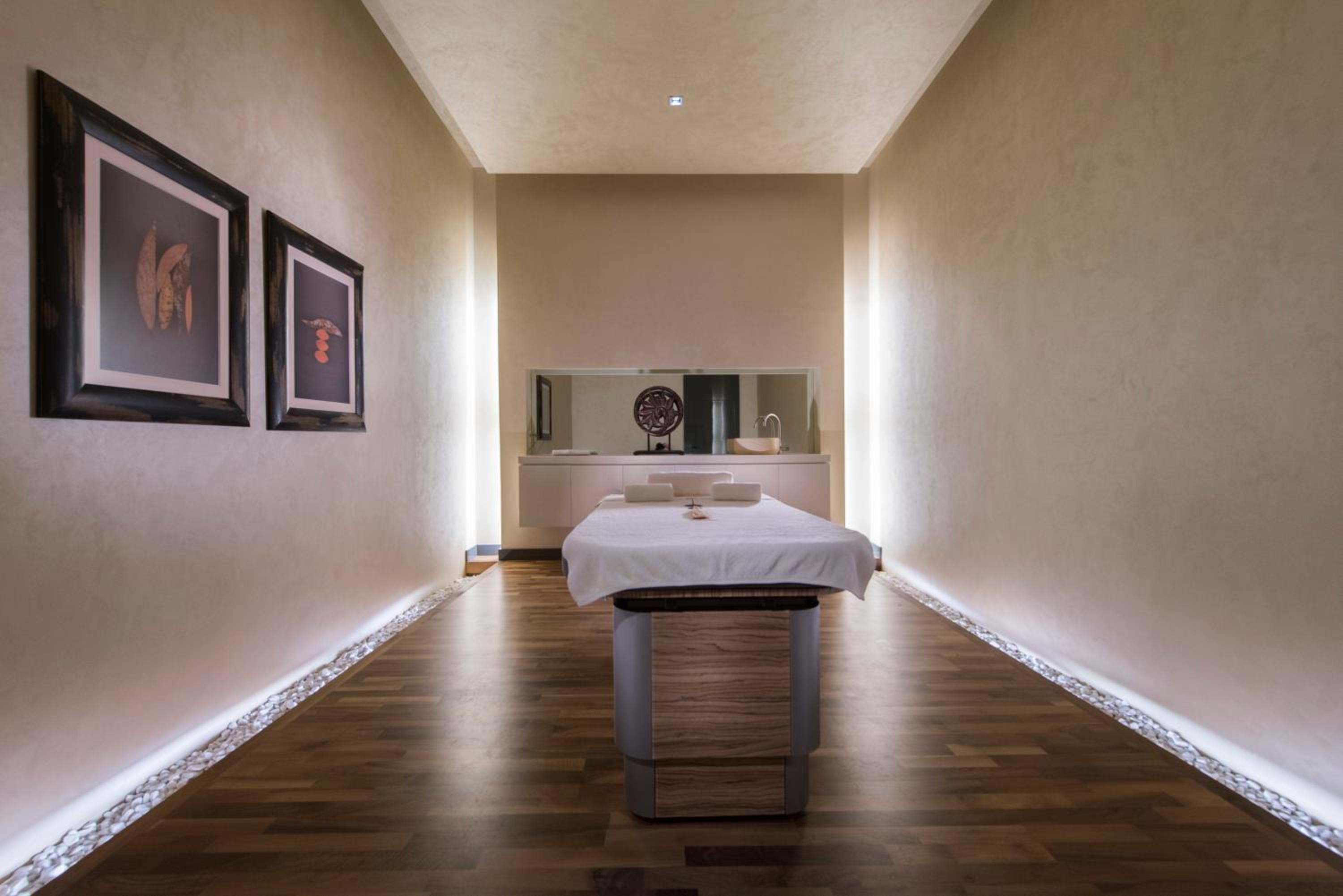 Yacht Club - Image 45