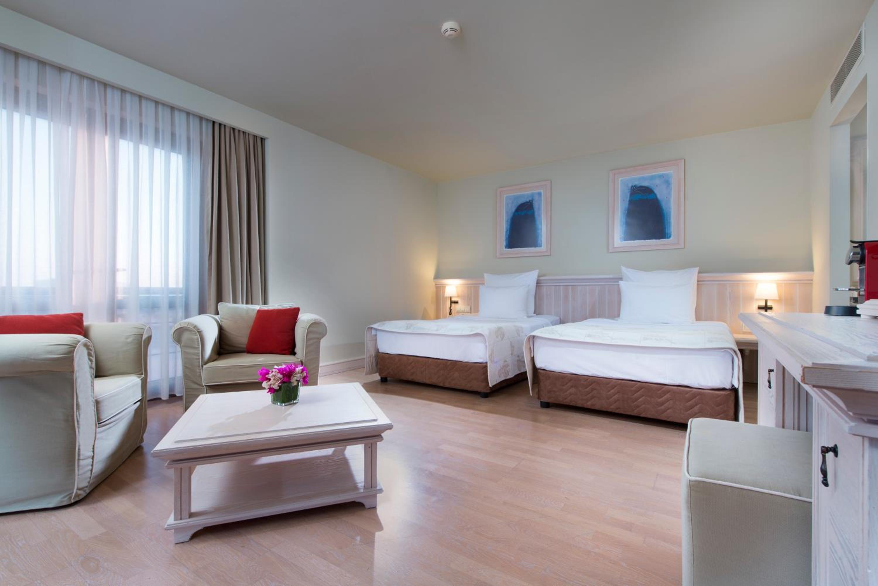 Yacht Club - Image 53