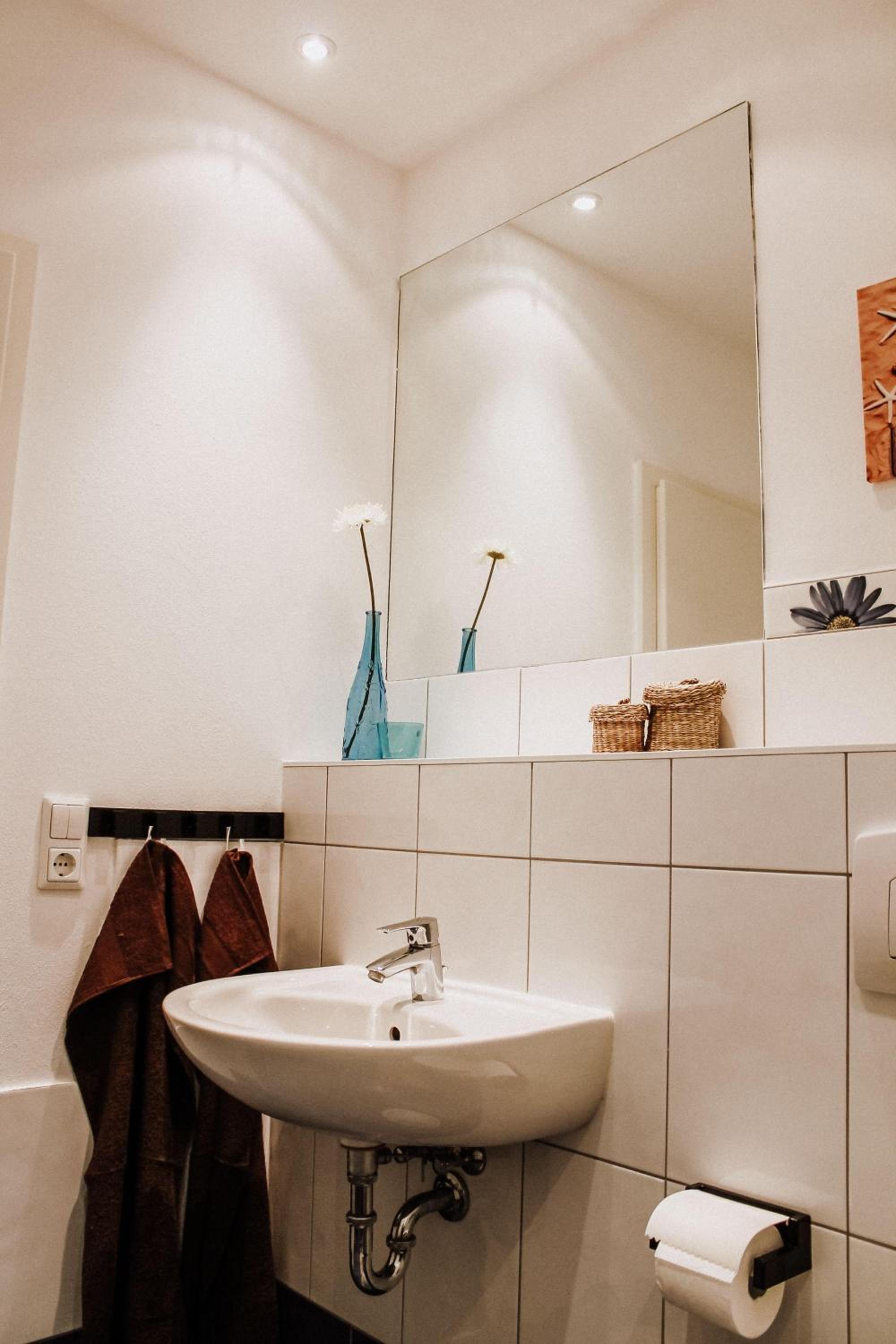 Gemütliche FeWo mit Balkon en Leipzig — bathroom