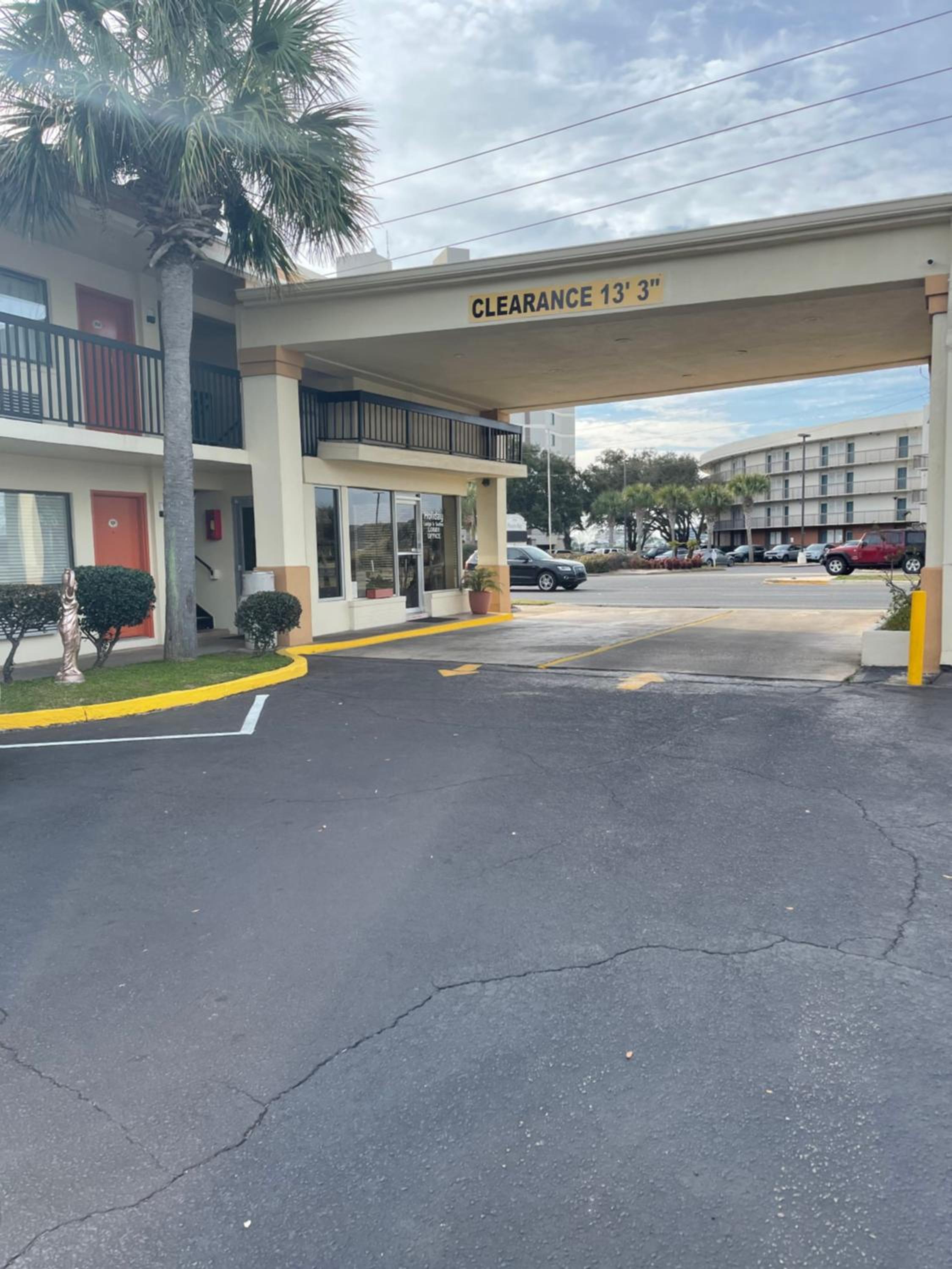 Hole Inn the Wall Hotel - Fort Walton Beach - Sunset Plaza - nearby Beaches & Hurlburt