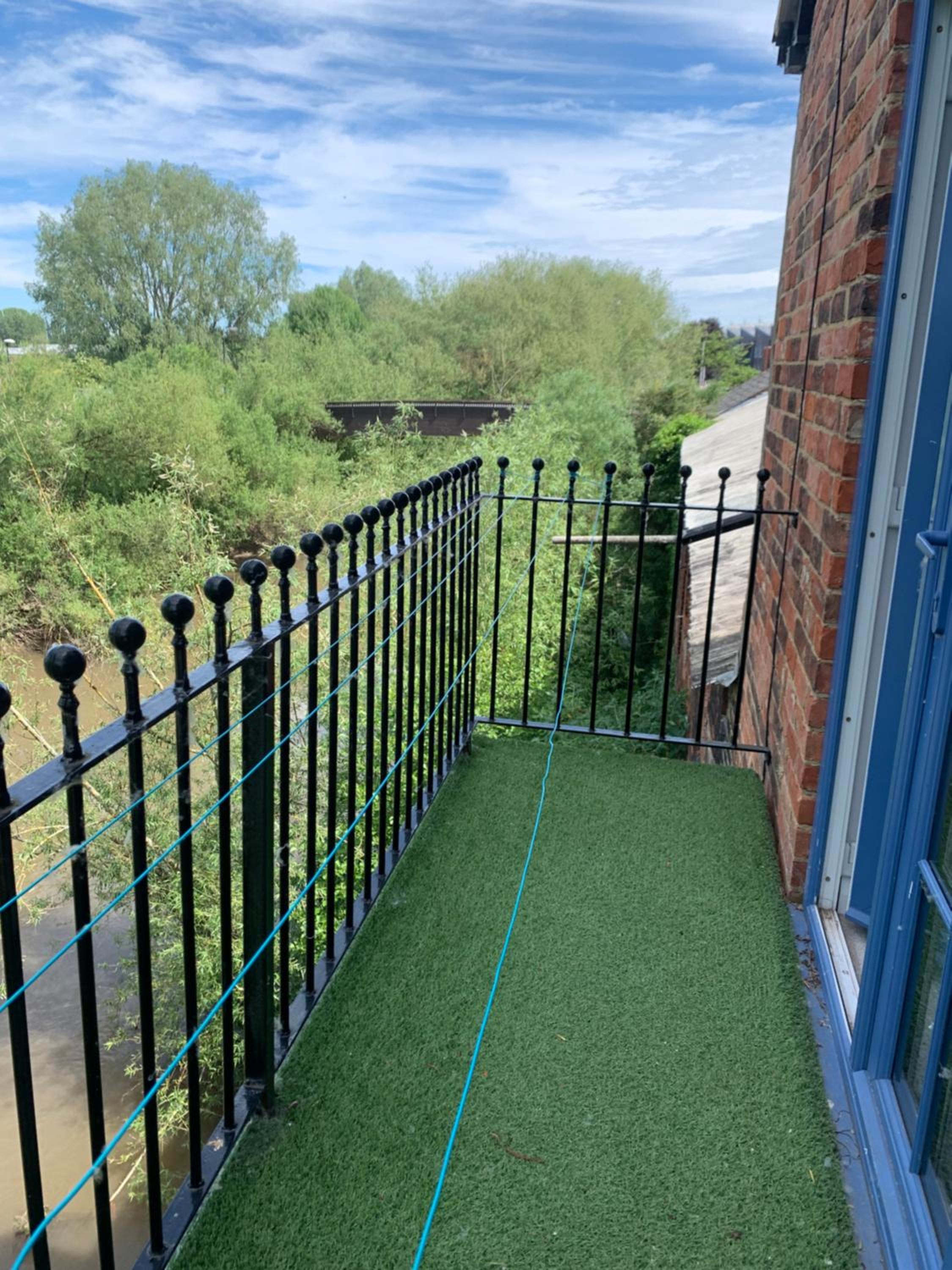 Upstairs river apartment