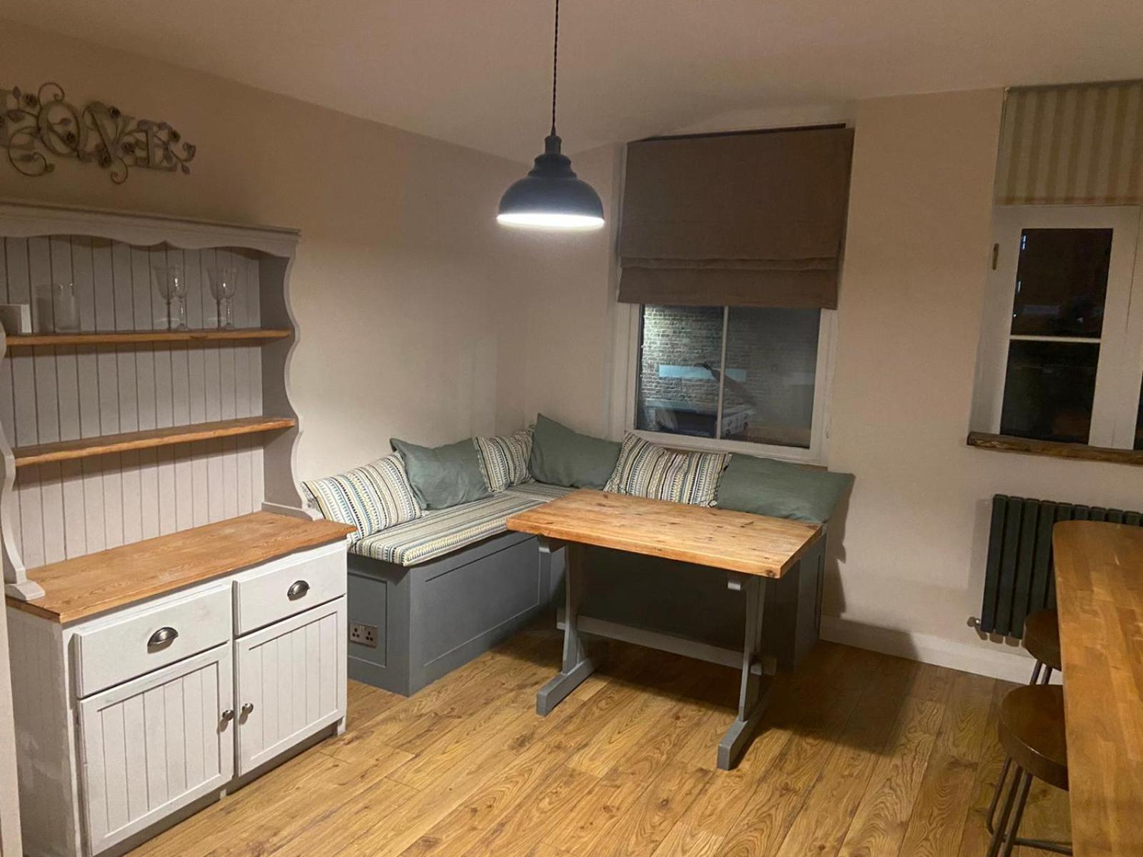 Upstairs river apartment