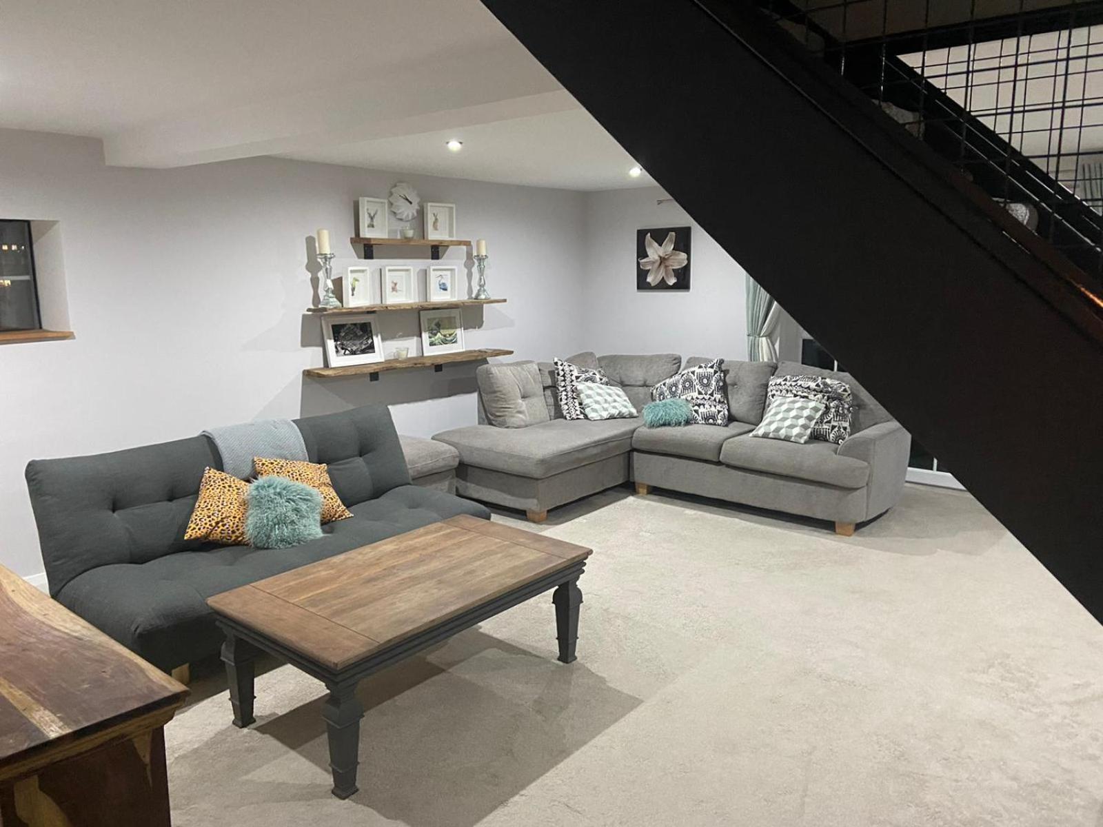 Upstairs river apartment