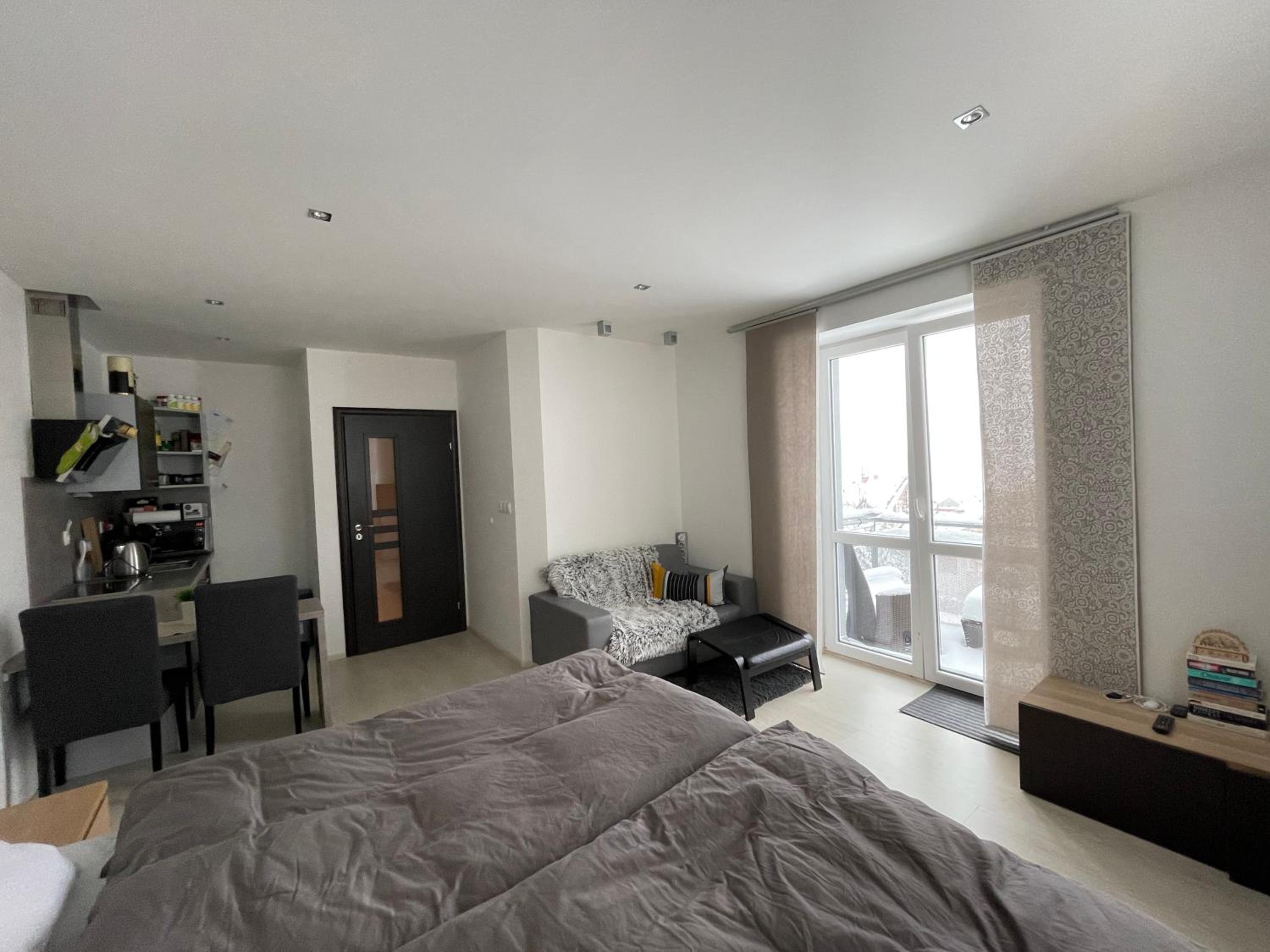 Plně vybavený krásný apartmán 1kk s balkonem, výhledem