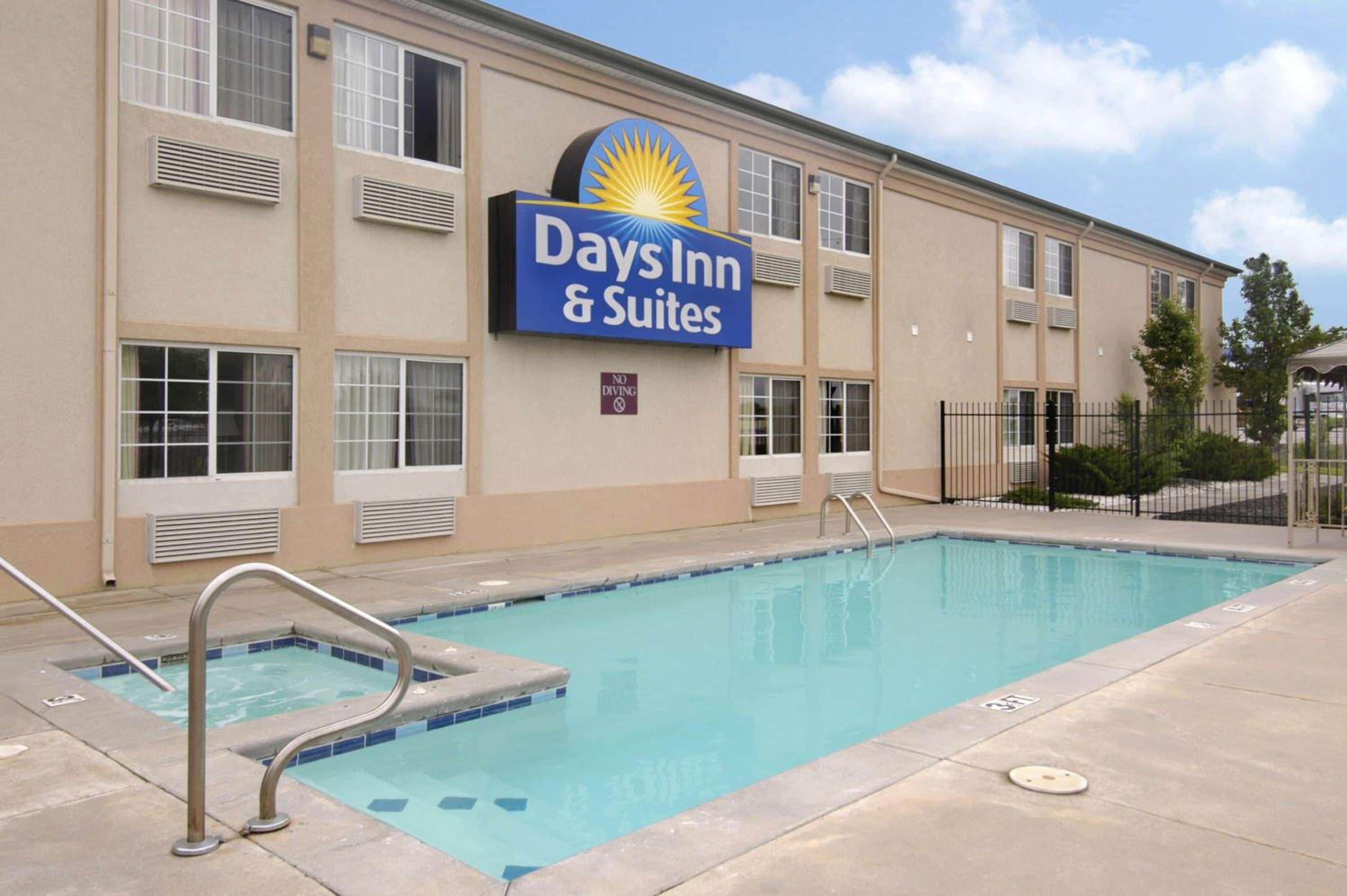 Days Inn & Suites by Wyndham Wichita view 4