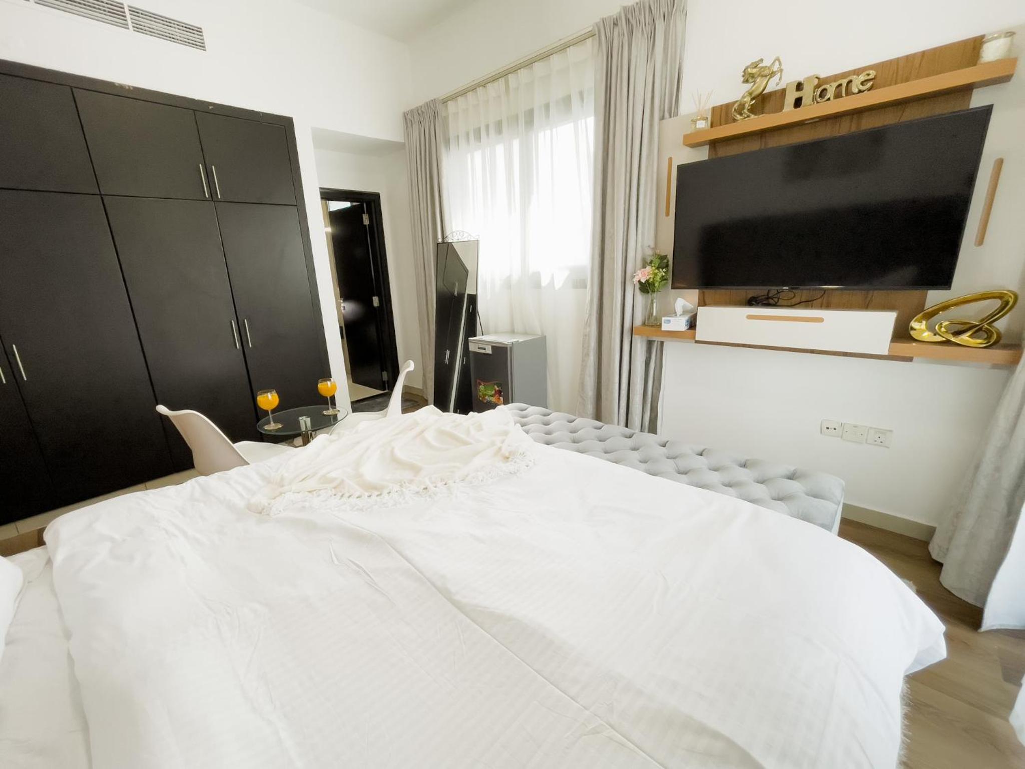 Luxury Room with Marina view close to JBR Beach and Metro with Shared Kitchen