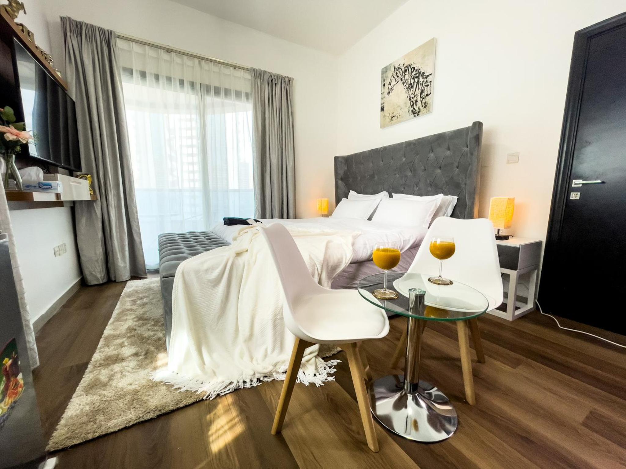 Luxury Room with Marina view close to JBR Beach and Metro with Shared Kitchen
