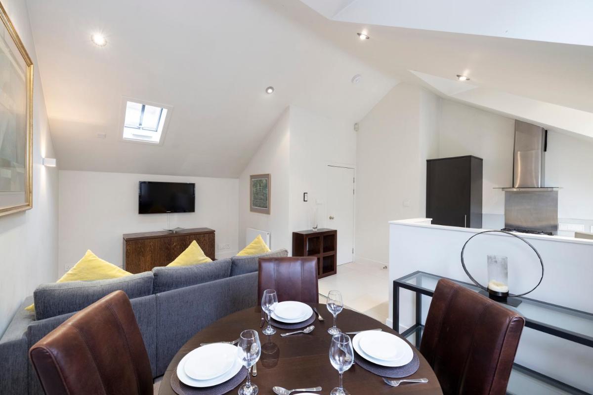 ALTIDO Contemporary and Vibrant 1BR flat near Princes Street view 2