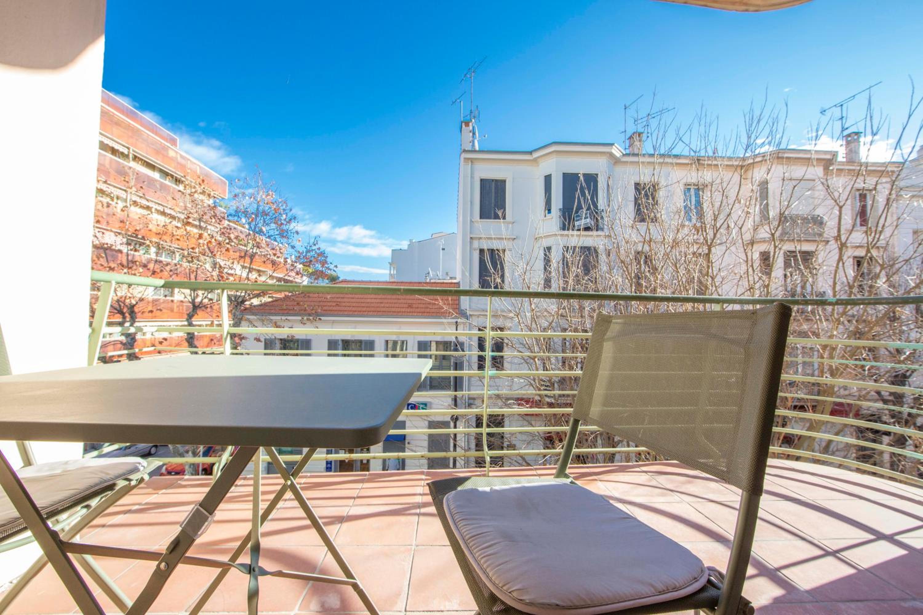 Robert Soleau bright design flat center of Antibes