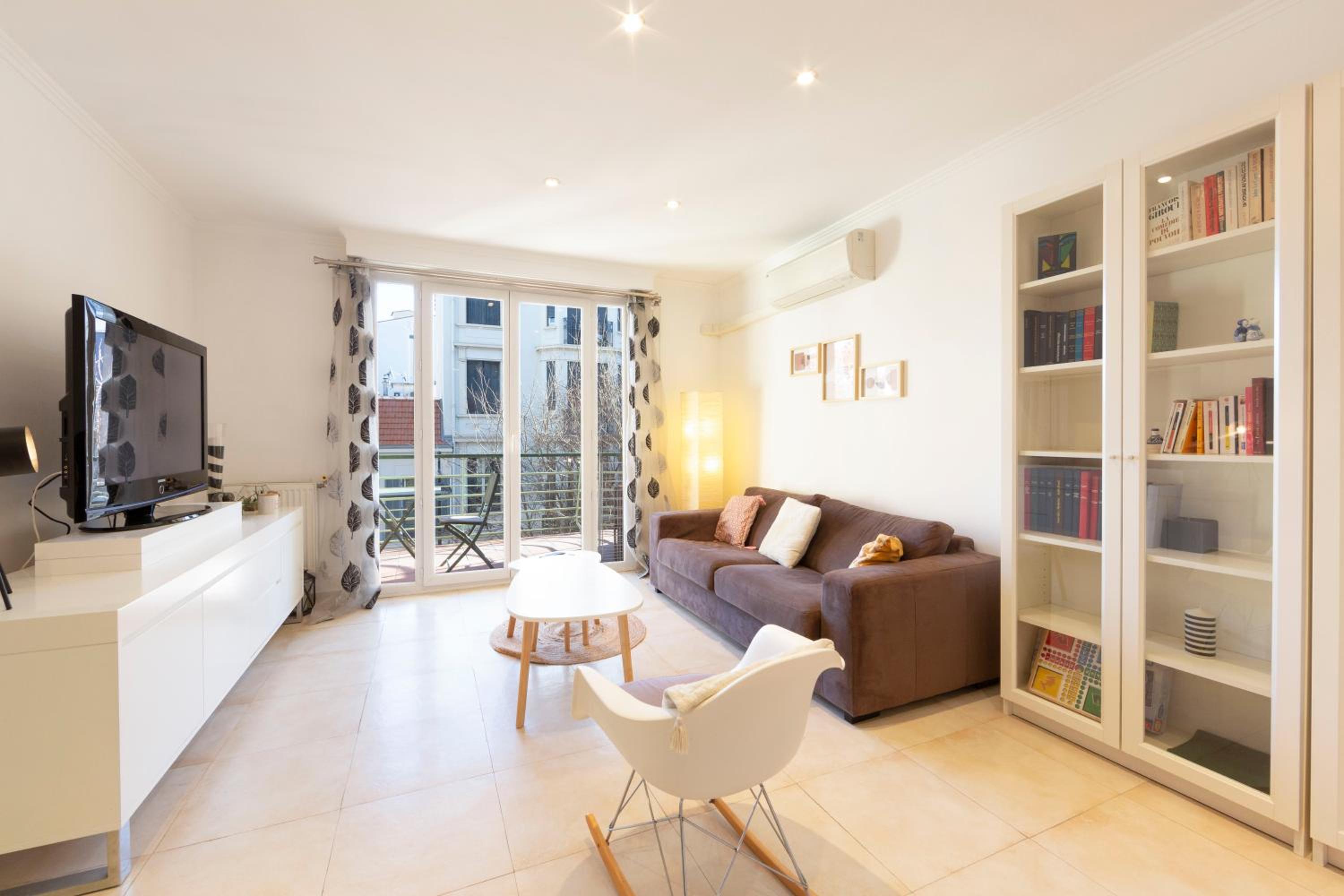 Robert Soleau bright design flat center of Antibes