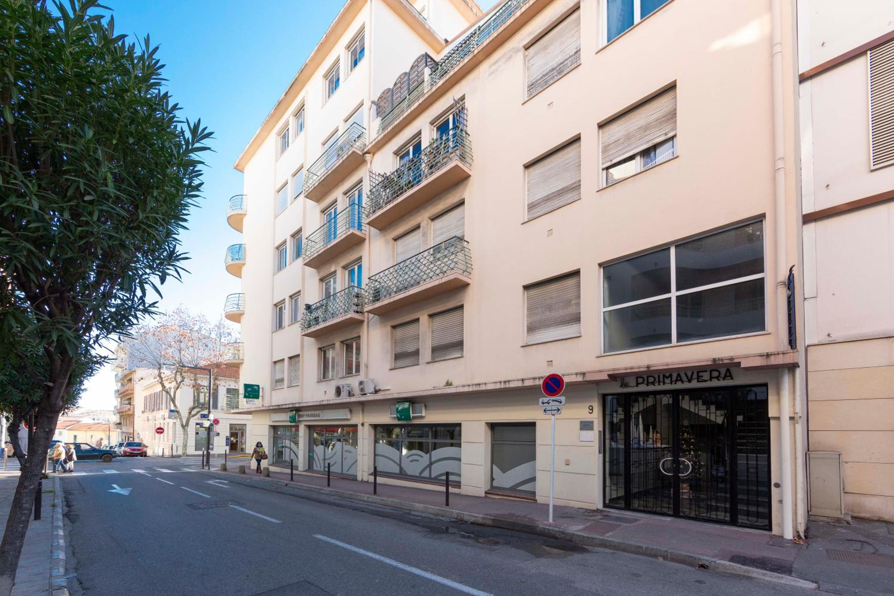 Robert Soleau bright design flat center of Antibes