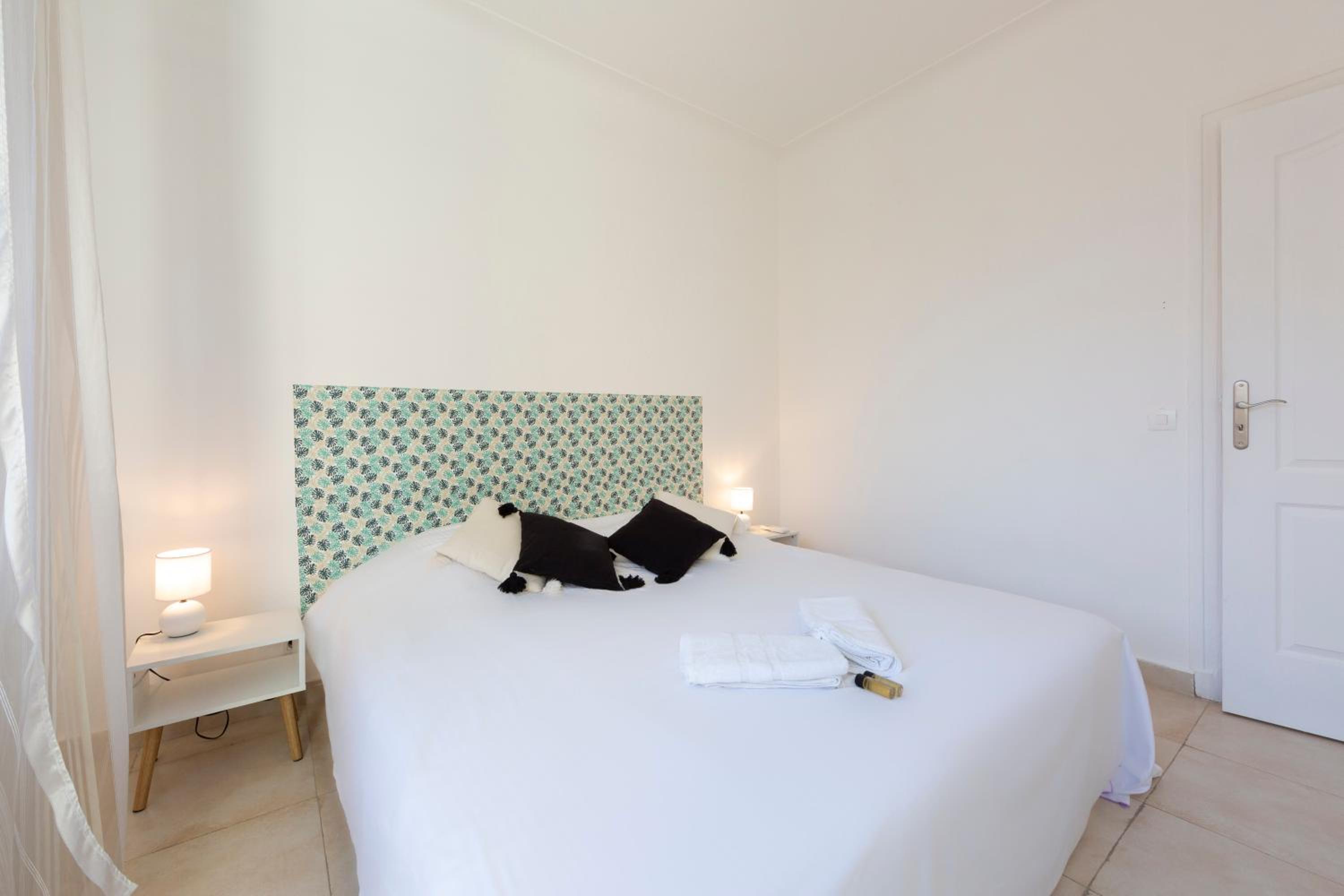 Robert Soleau bright design flat center of Antibes