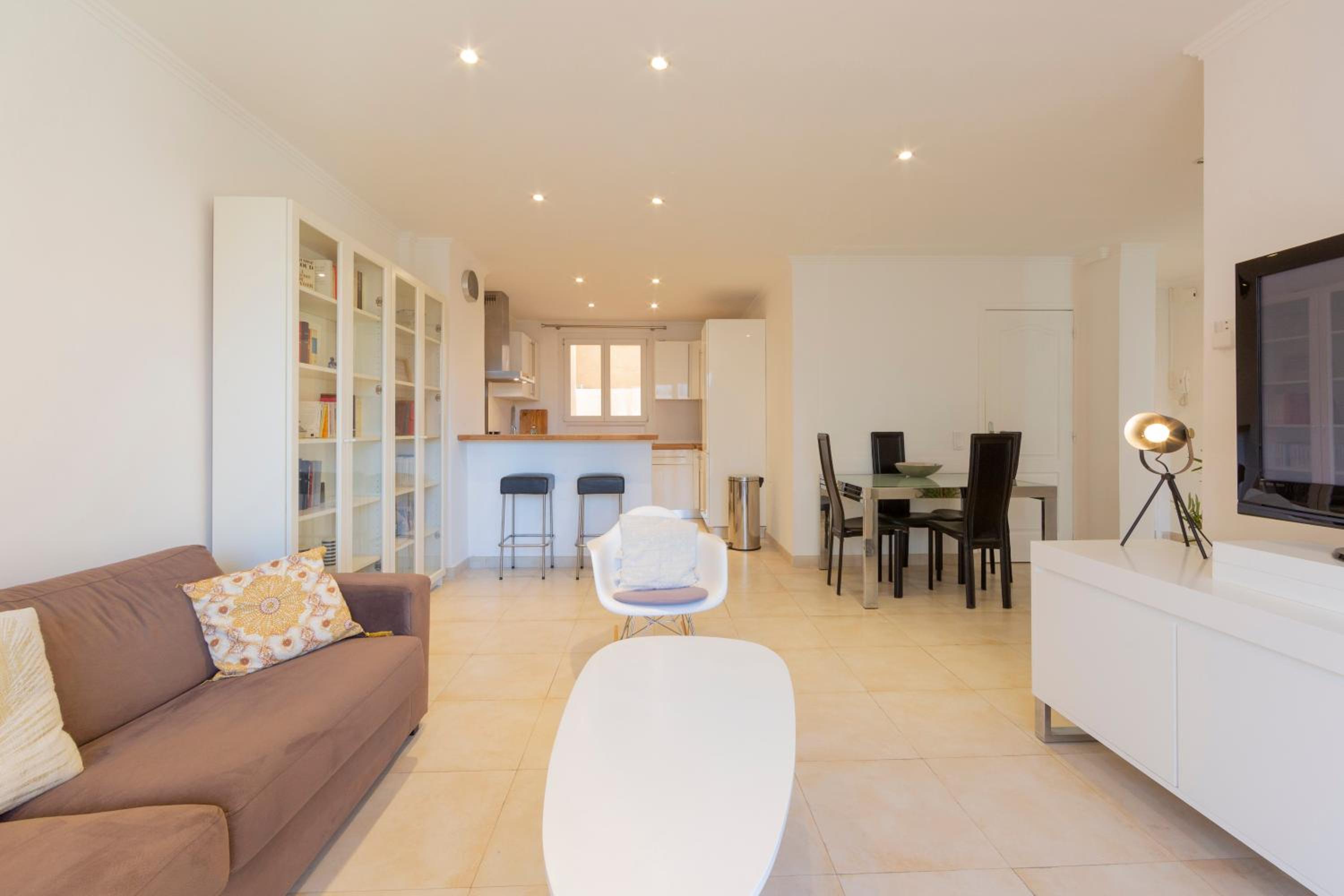 Robert Soleau bright design flat center of Antibes
