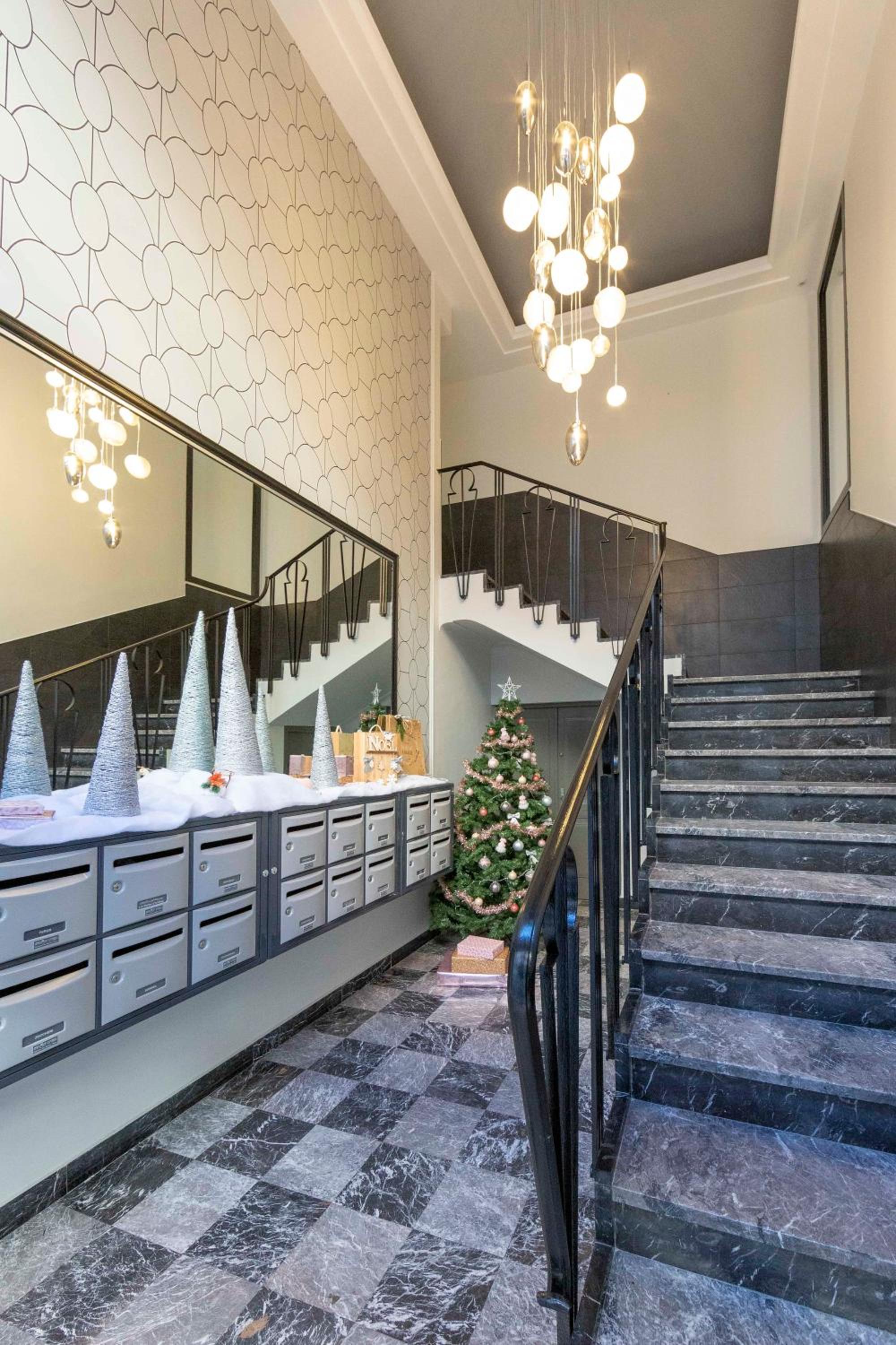 Robert Soleau bright design flat center of Antibes