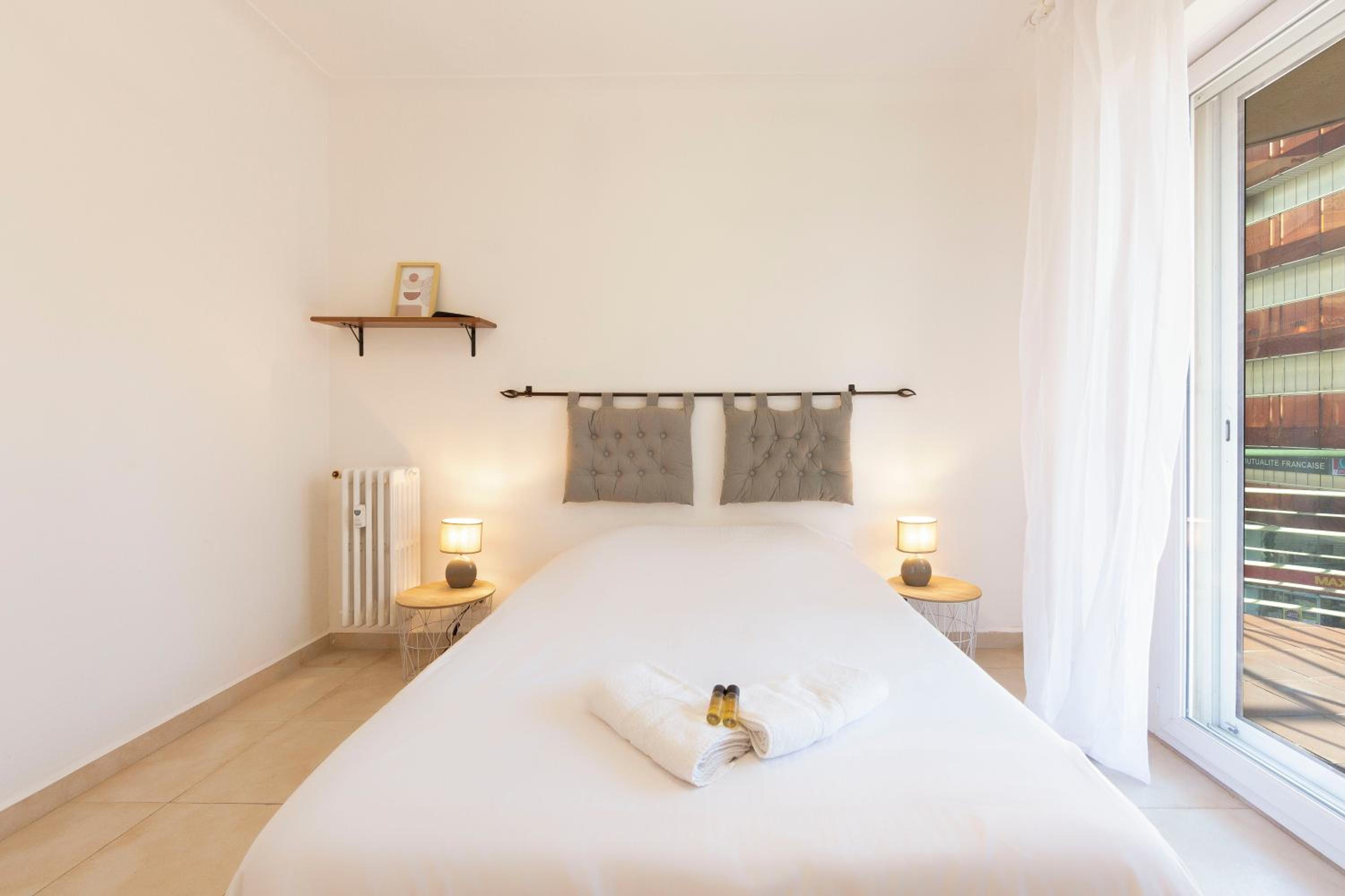 Robert Soleau bright design flat center of Antibes
