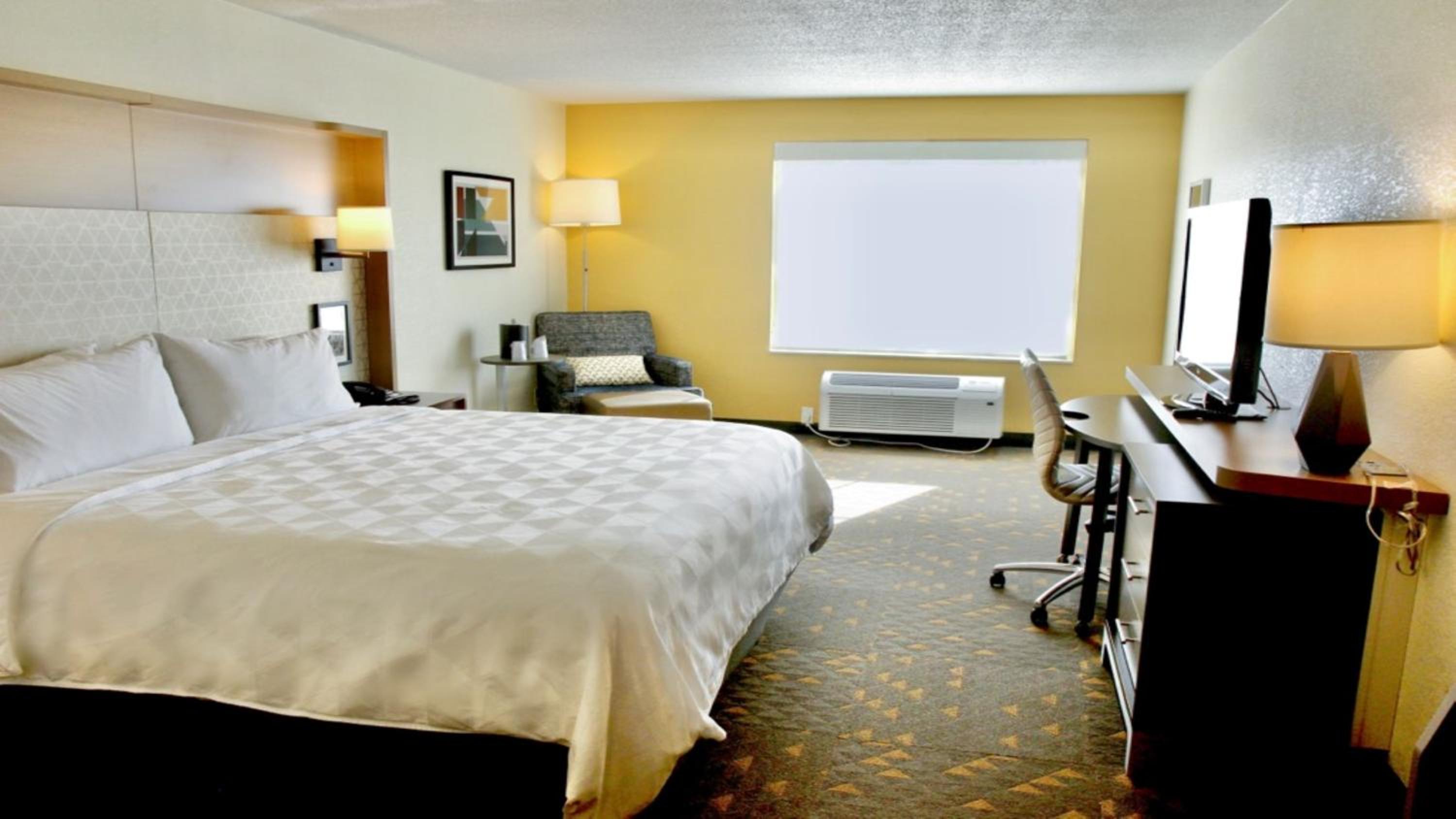 Holiday Inn Hotel Suites Overland Park-Convention Center, an IHG Hotel - Property Image 13