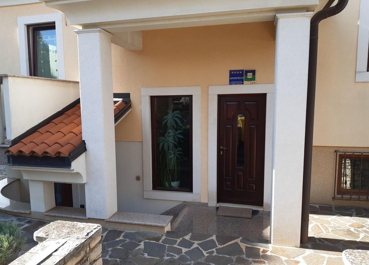 Apartments house Villa Teuta close to the sea
