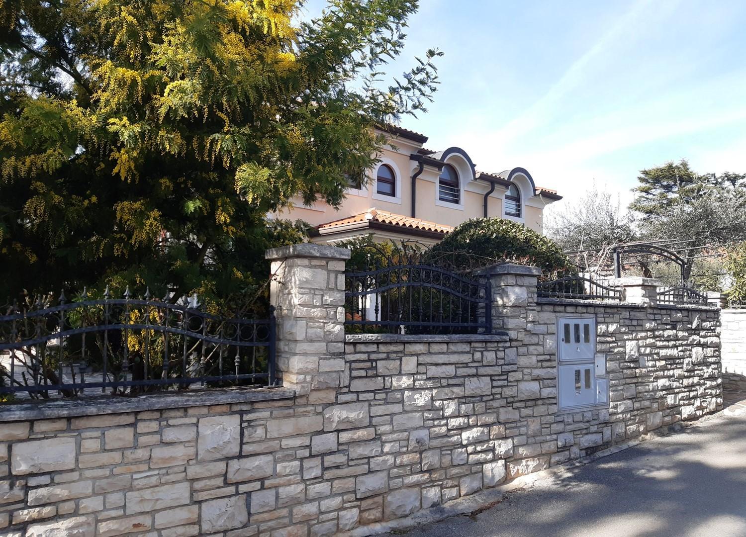 Apartments house Villa Teuta close to the sea