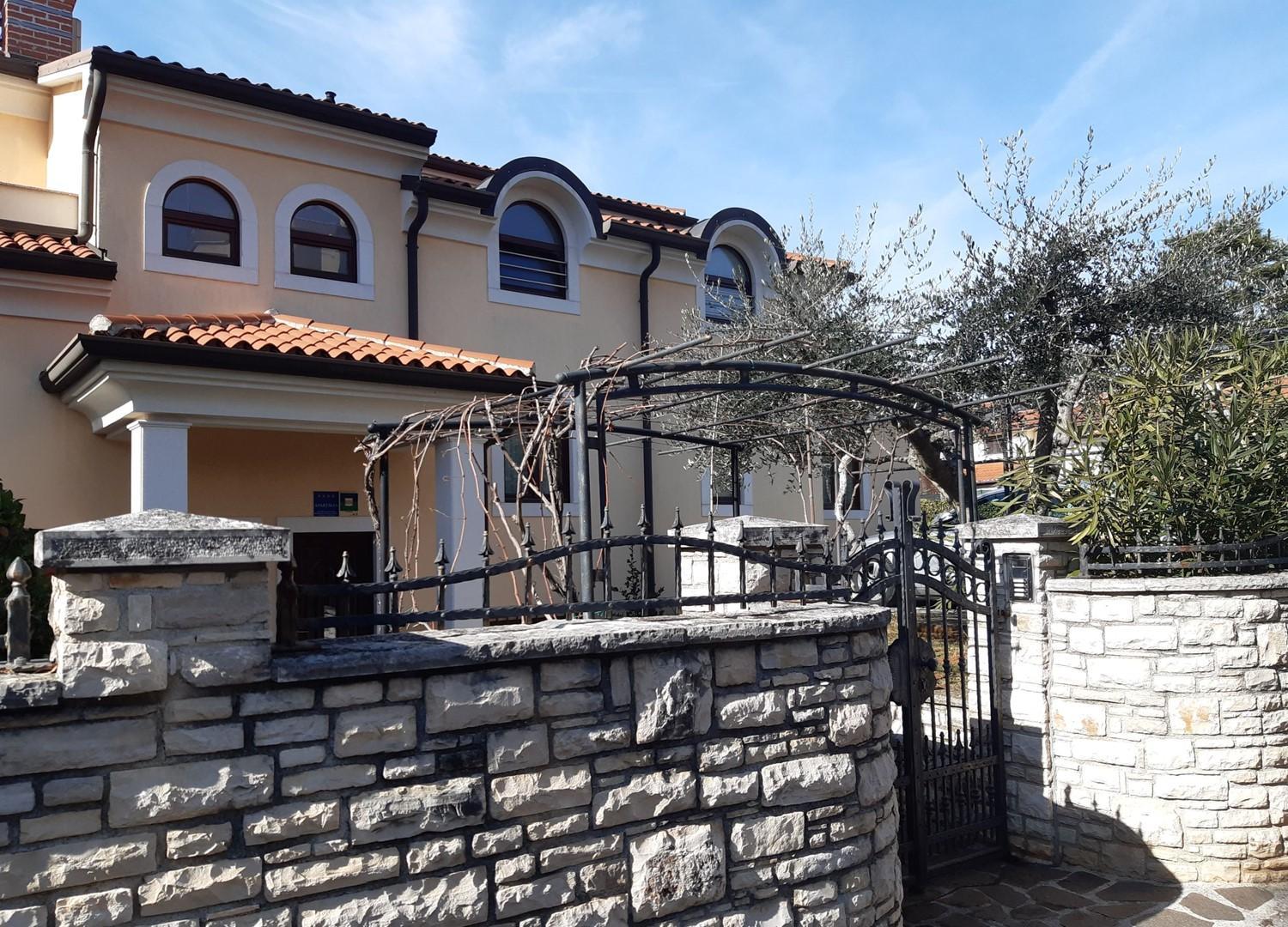 Apartments house Villa Teuta close to the sea