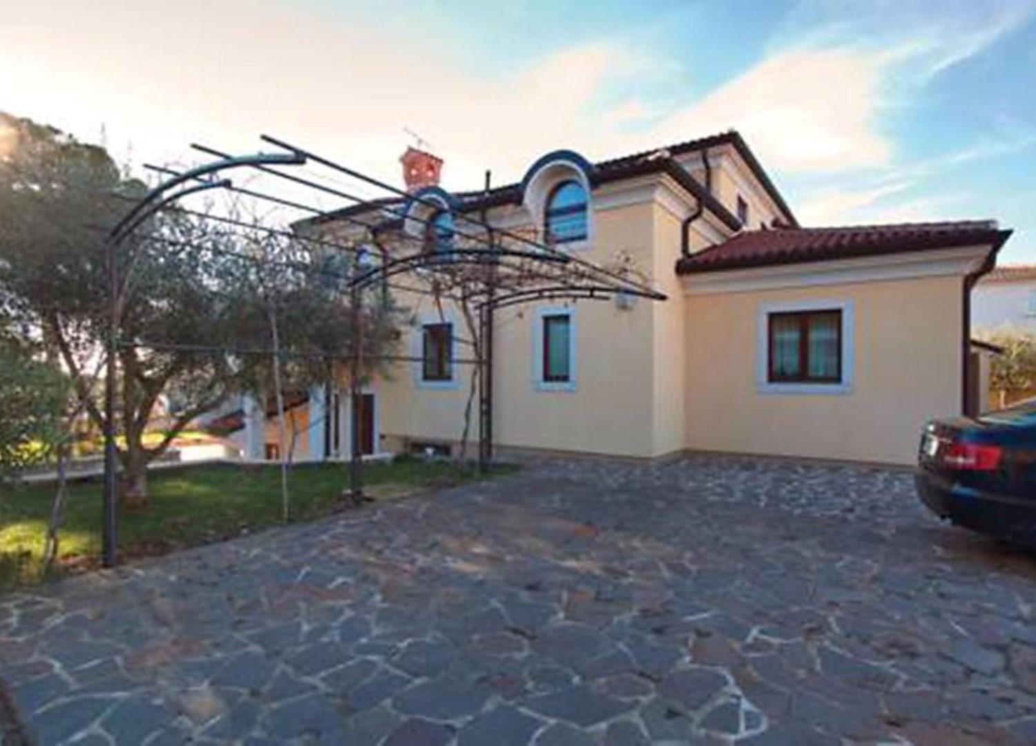 Apartments house Villa Teuta close to the sea