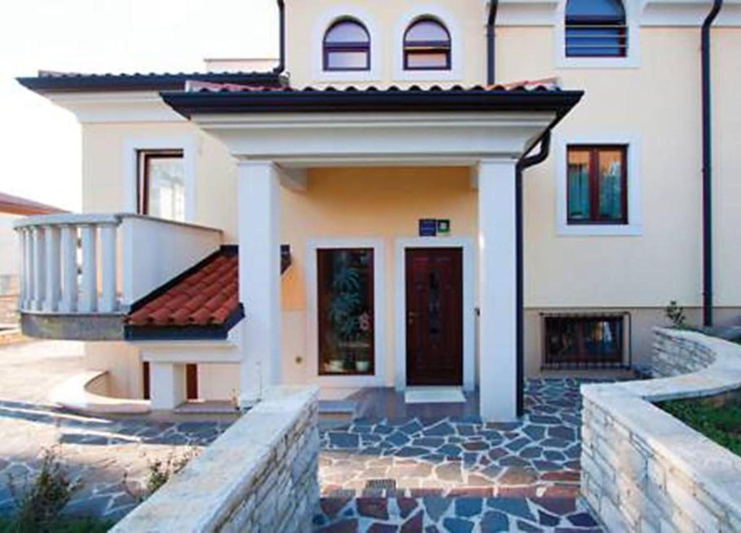 Apartments house Villa Teuta close to the sea