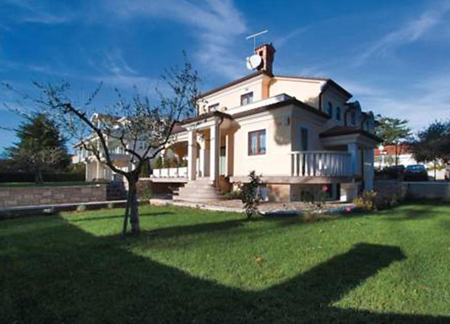 Apartments house Villa Teuta close to the sea