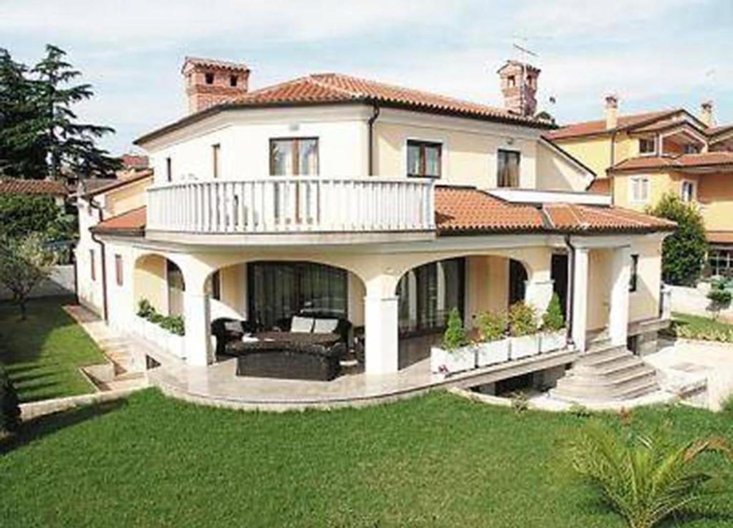 Apartments house Villa Teuta close to the sea