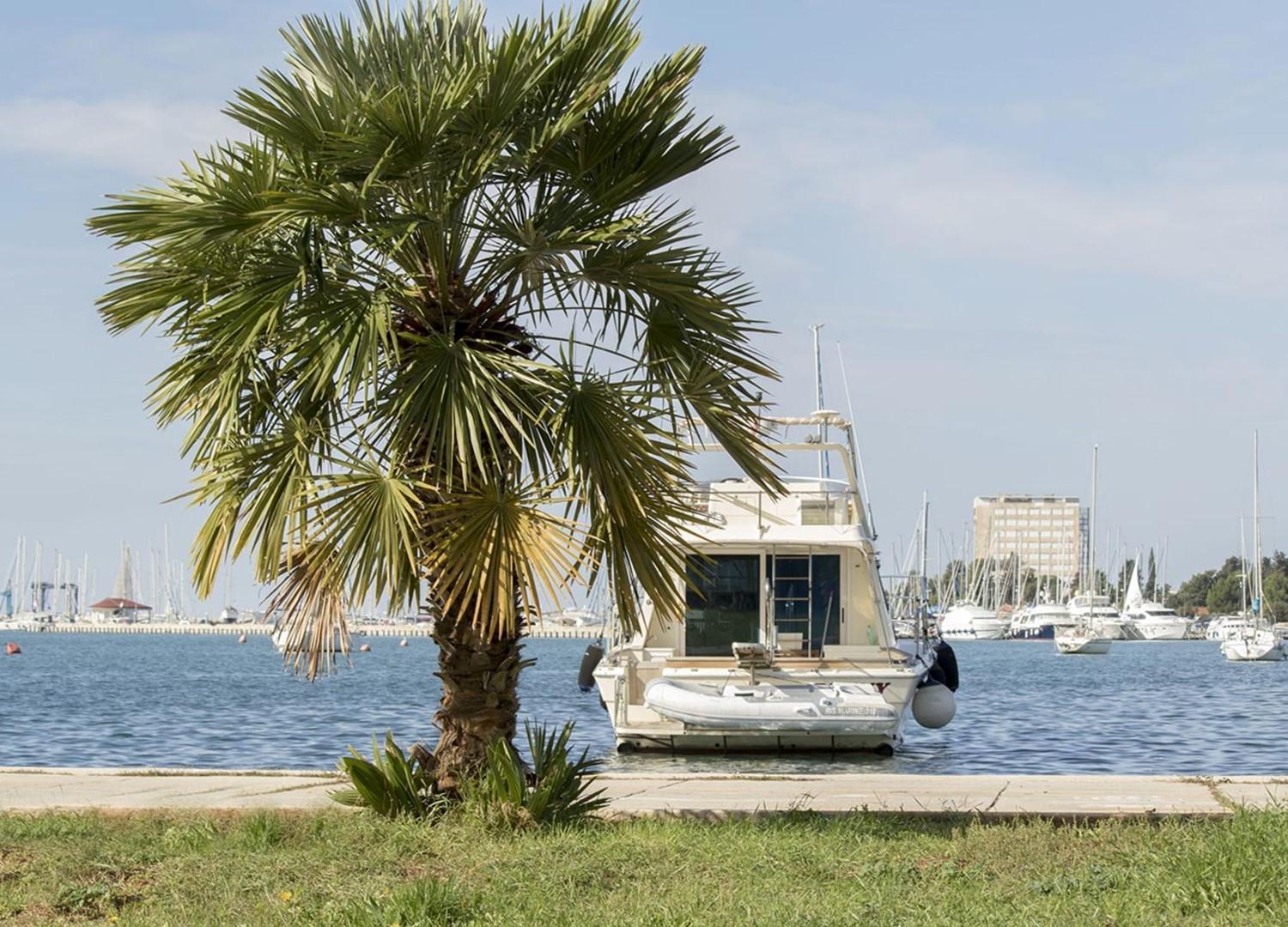 Apartments house Villa Teuta close to the sea