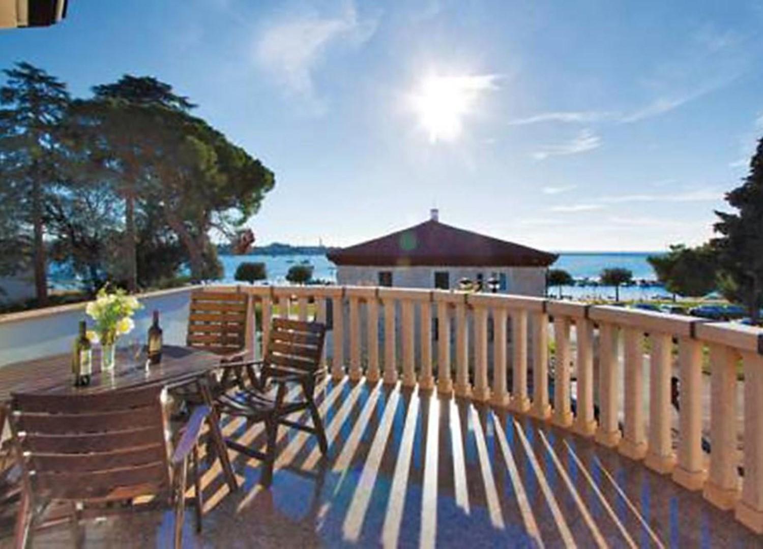 Apartments house Villa Teuta close to the sea