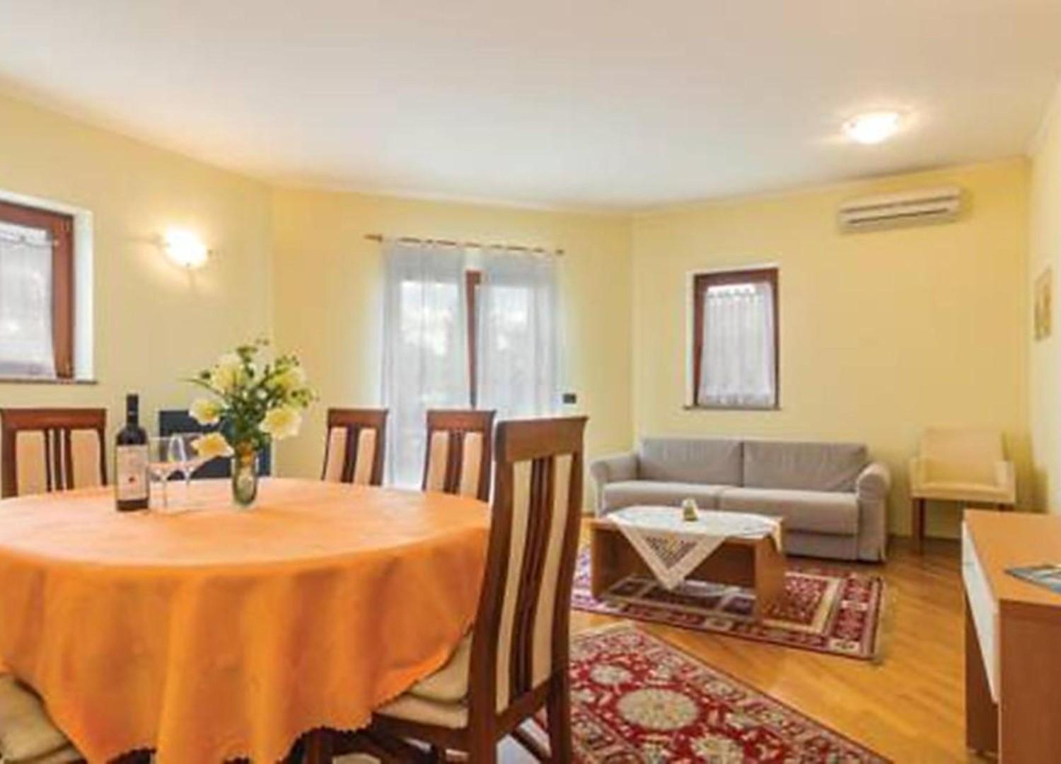 Apartments house Villa Teuta close to the sea