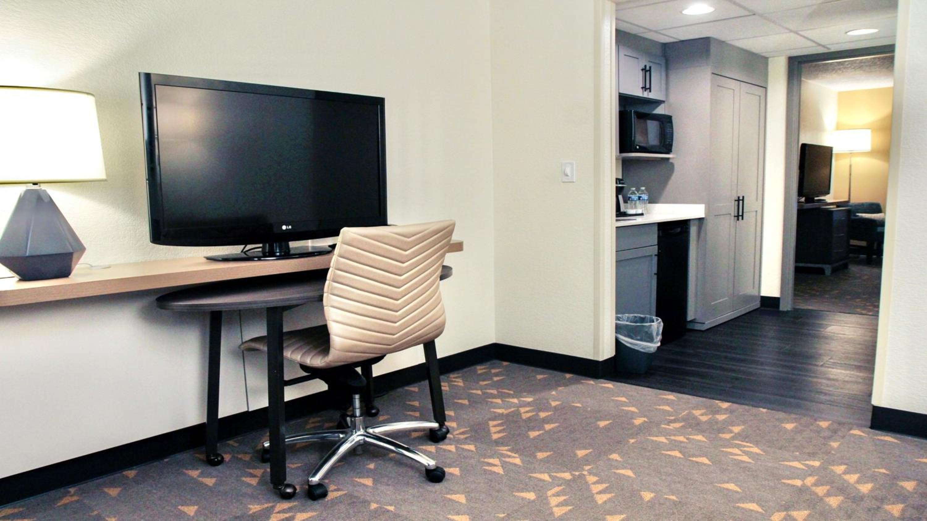 Holiday Inn Hotel Suites Overland Park-Convention Center, an IHG Hotel - Property Image 9