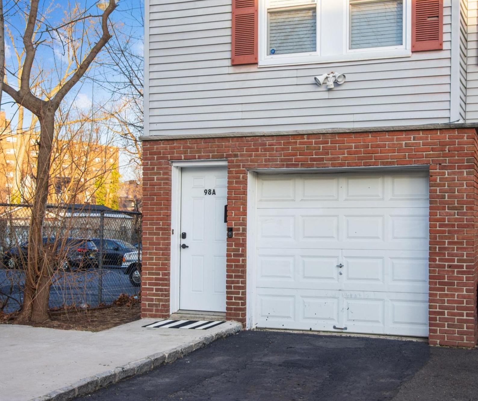 Hillyer Manor - Comfy Townhouse In Great Location! Pet Friendly!! townhouse view 2