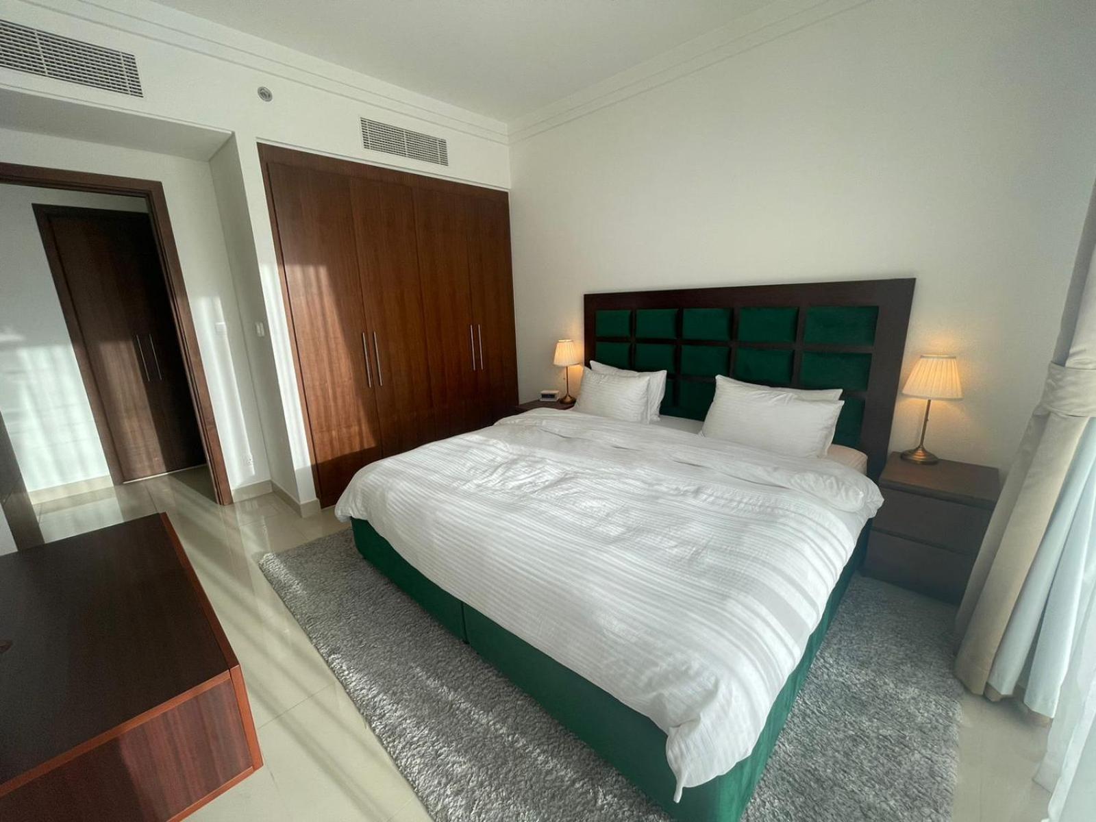 Burj Khalifa view, 3 Bedroom Apartment in Boulevard Point, Connected to Dubai Mall